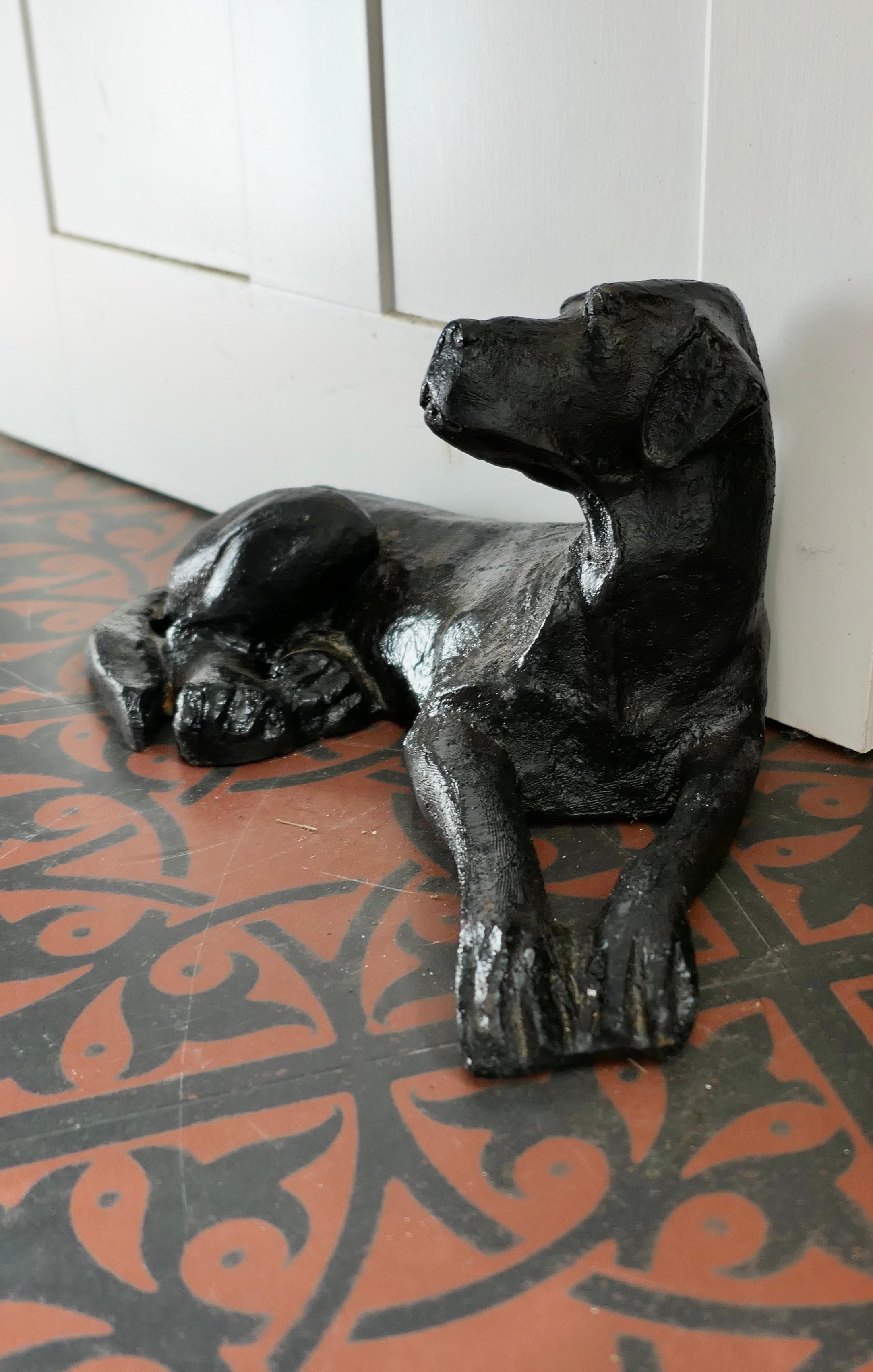 Un chiot labrador noir, arrêt de porte  Une pièce charmante pour tous les amoureux des chiens en vente 3