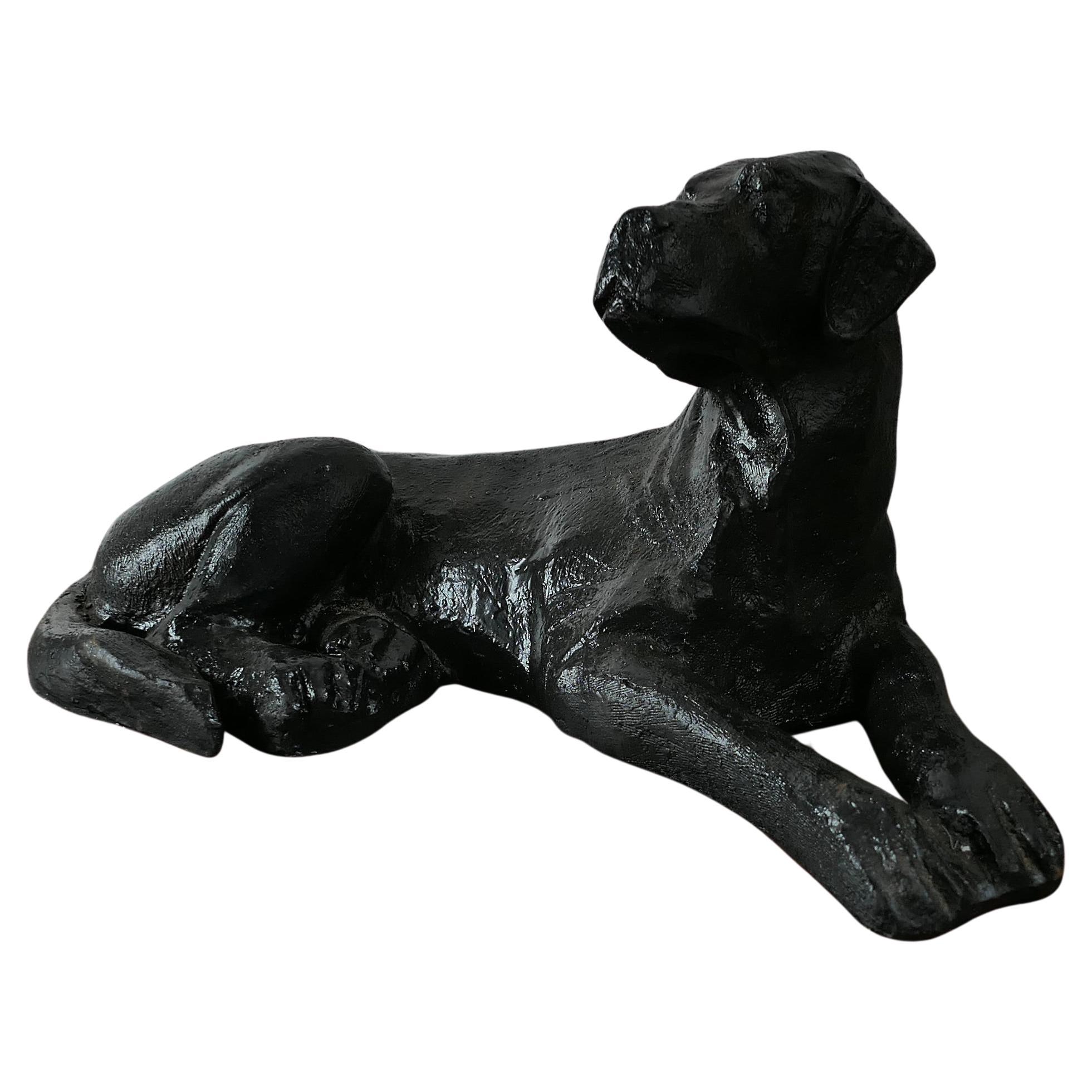 Un cucciolo di labrador nero, fermaporta  Un pezzo affascinante per tutti gli amanti dei cani