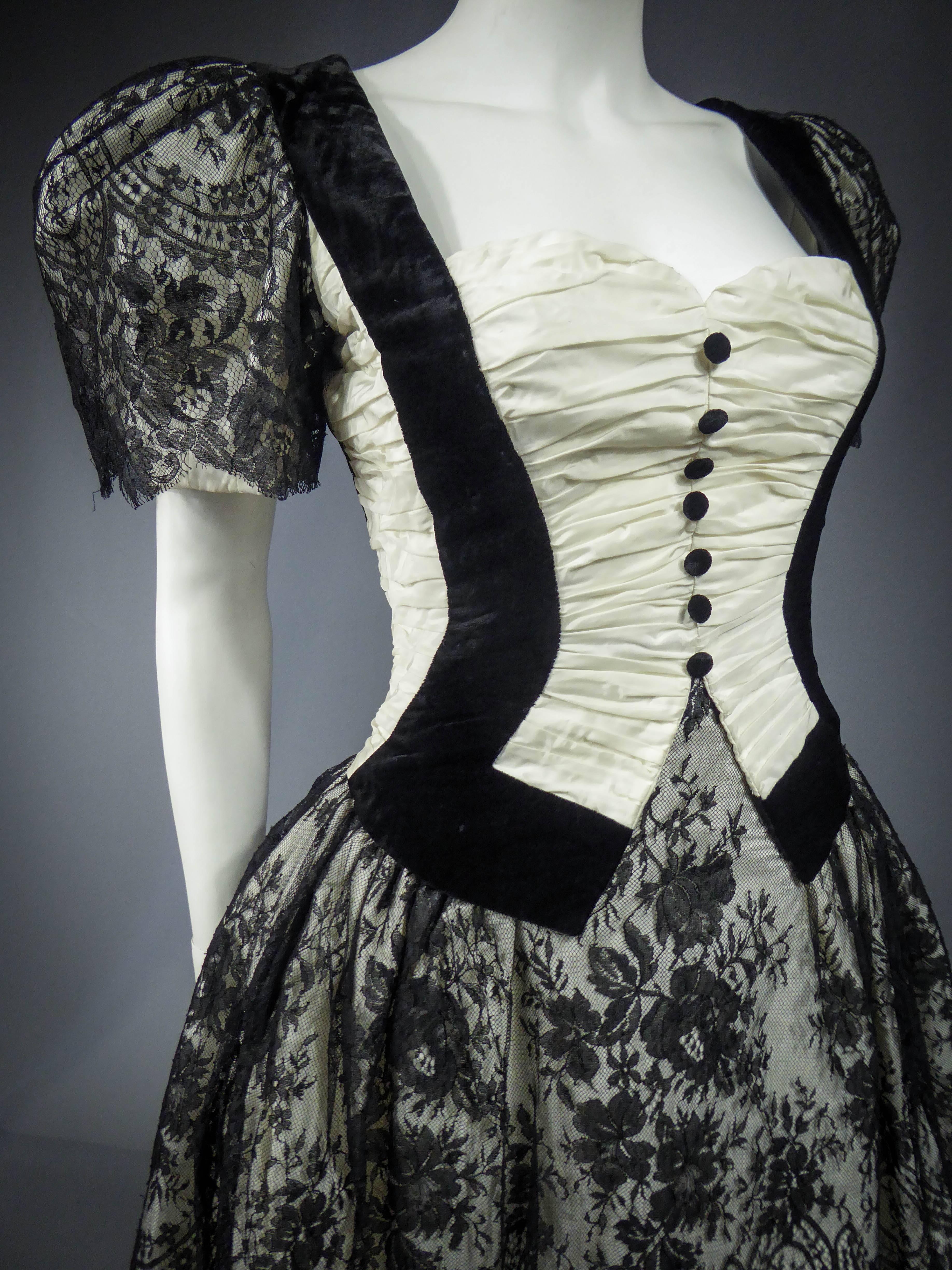 Ein französisches Couture-Cocktailkleid aus schwarzer Spitze und Weiß CIRCA 1990 im Angebot 5