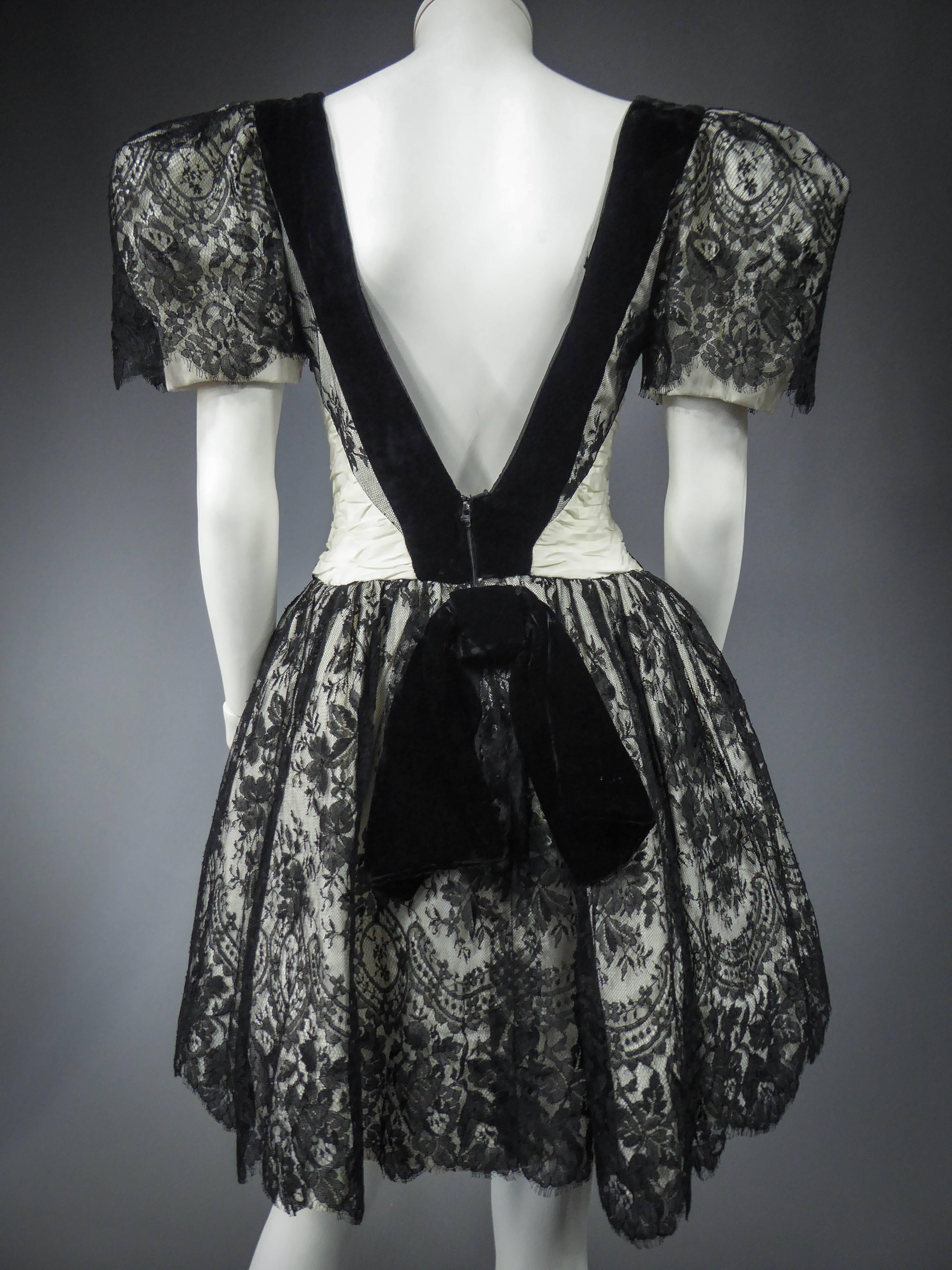 Ein französisches Couture-Cocktailkleid aus schwarzer Spitze und Weiß CIRCA 1990 im Angebot 6