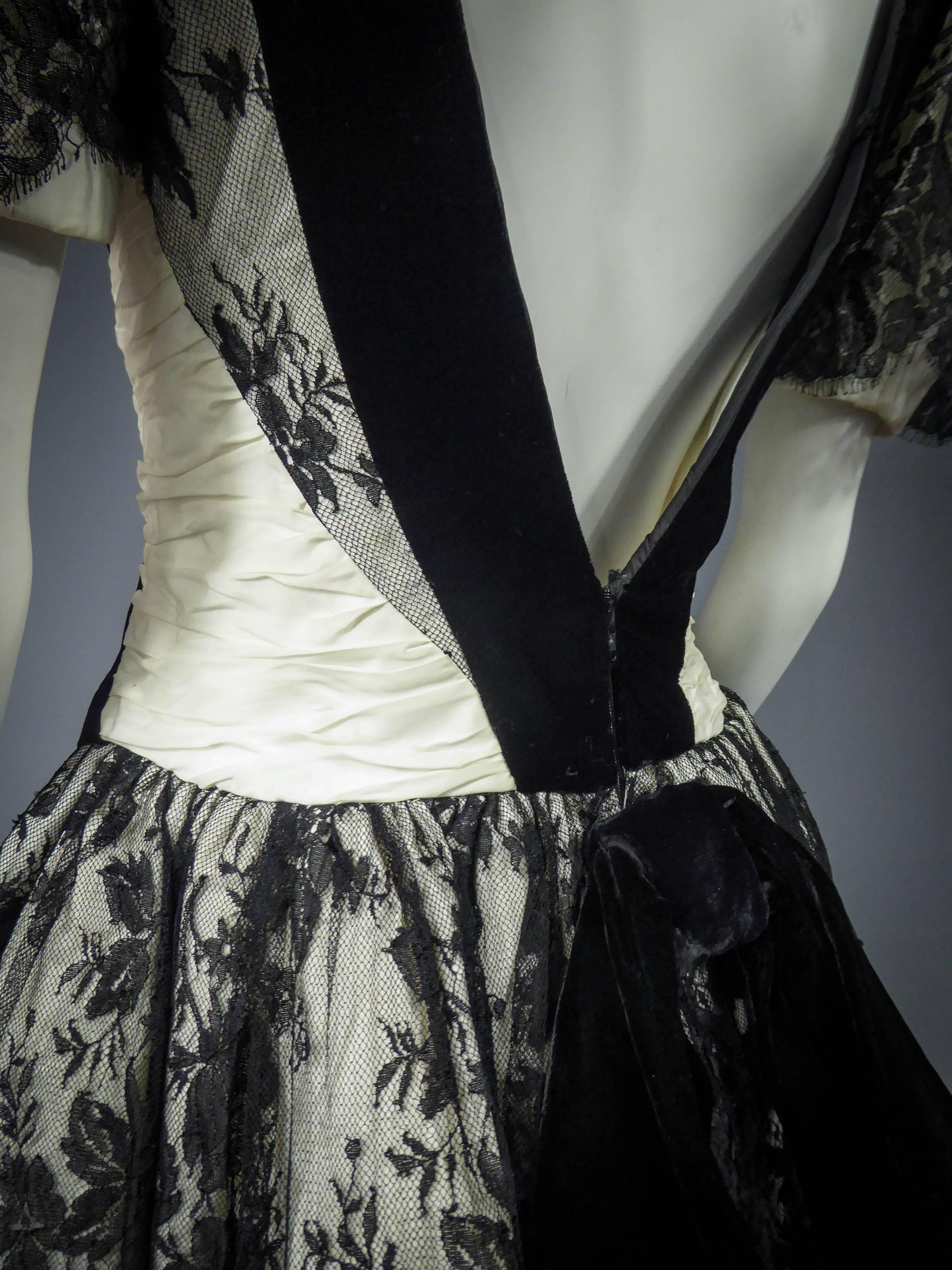 Ein französisches Couture-Cocktailkleid aus schwarzer Spitze und Weiß CIRCA 1990 im Angebot 8