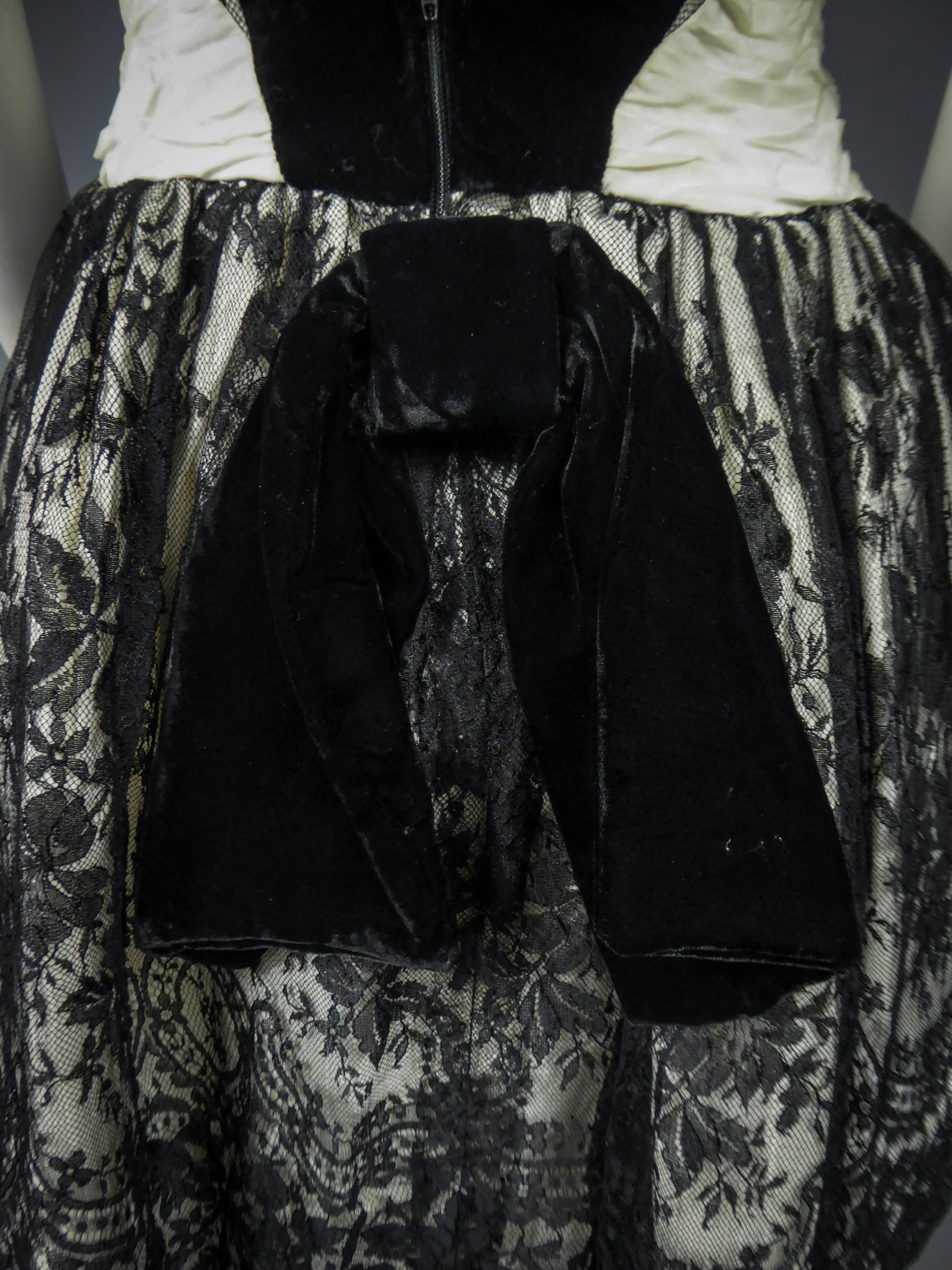 Ein französisches Couture-Cocktailkleid aus schwarzer Spitze und Weiß CIRCA 1990 im Angebot 9