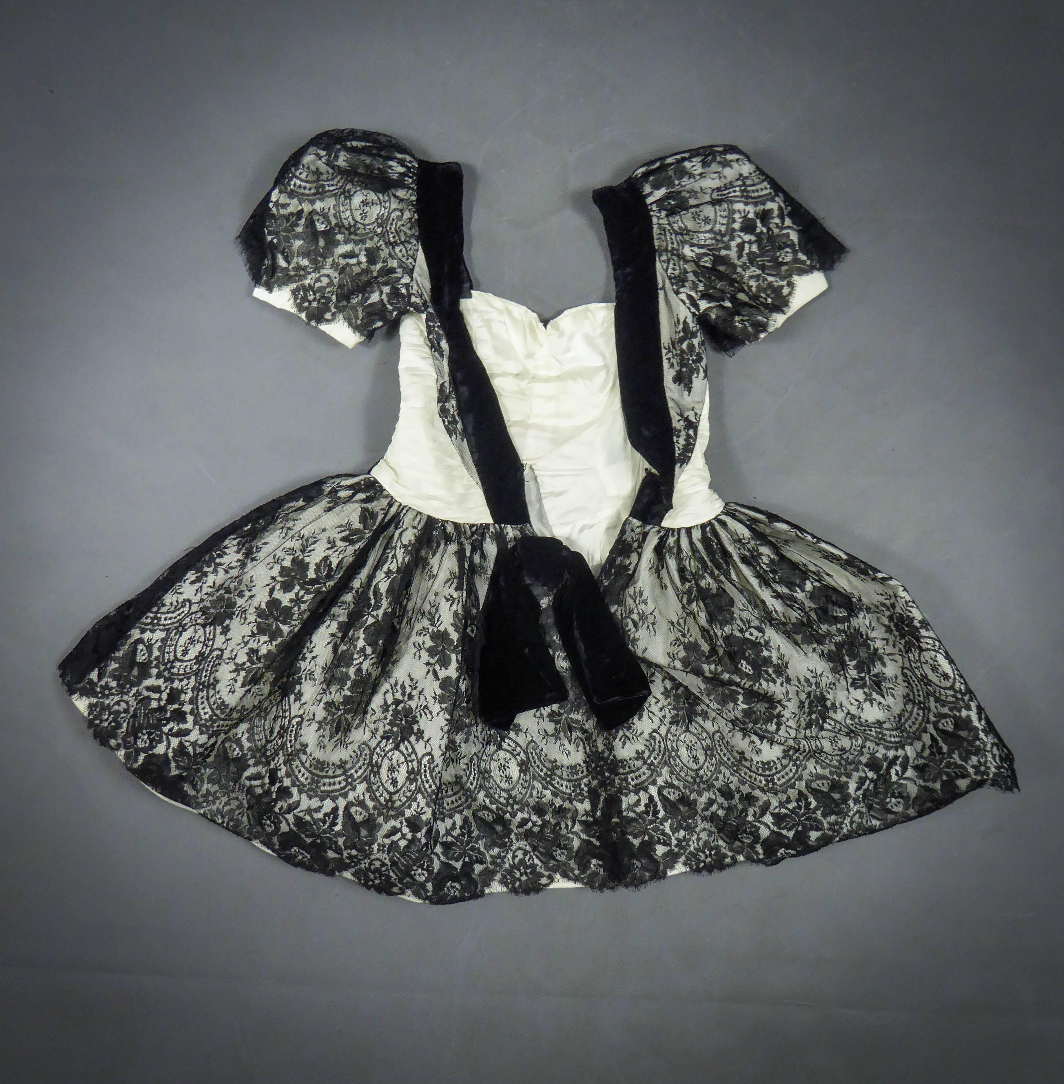 Ein französisches Couture-Cocktailkleid aus schwarzer Spitze und Weiß CIRCA 1990 im Angebot 10