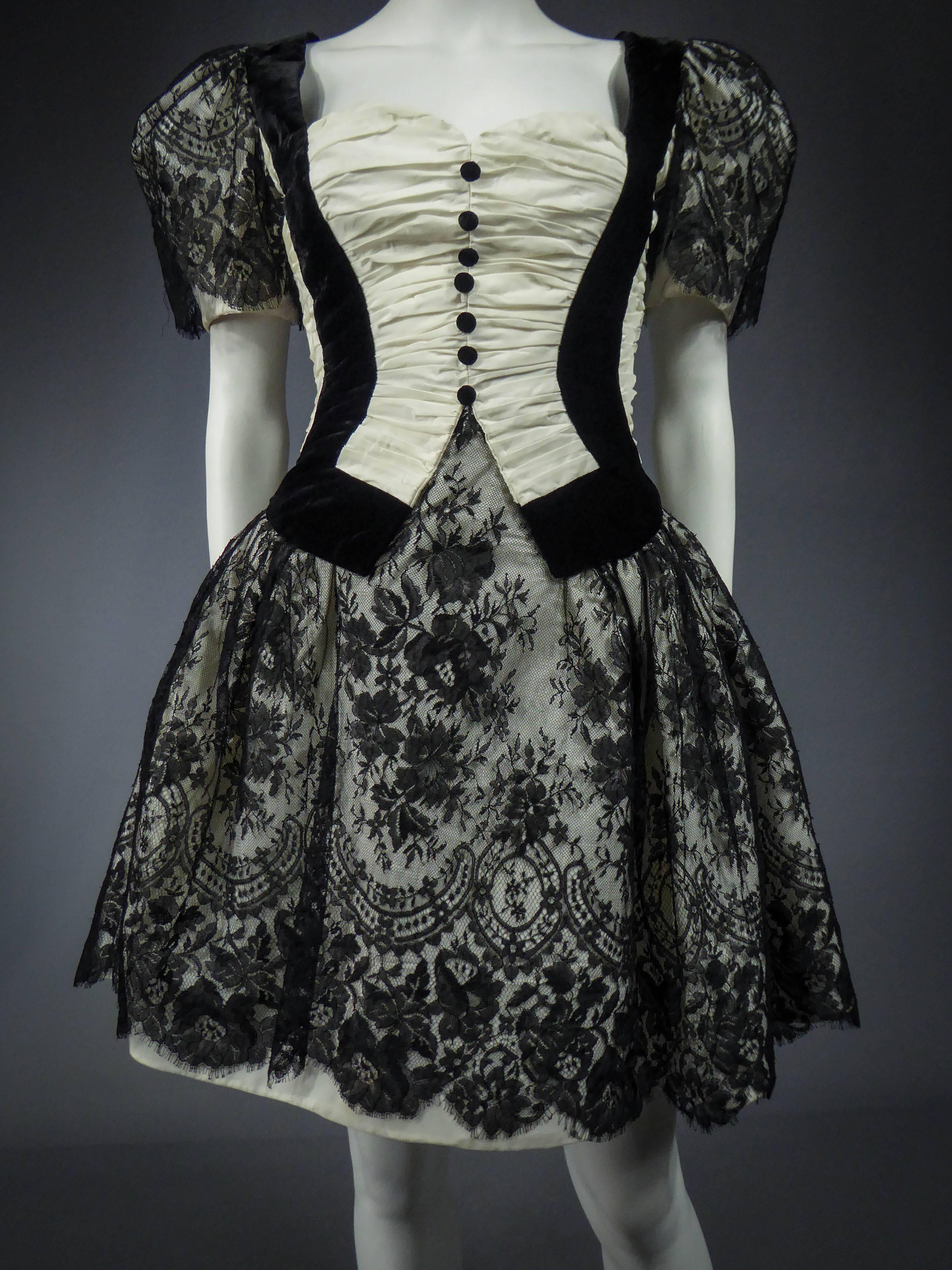 CIRCA 1980/1990

Frankreich

Schwarz-weißes Cocktailkleid mit Bustier, nicht identifizierte Haute Couture aus den 80er/90er Jahren. Großer plissierter Halsausschnitt aus weißem Taft und schwarzem Samt. Kurze Puffärmel und Röcke in der Form, die mit