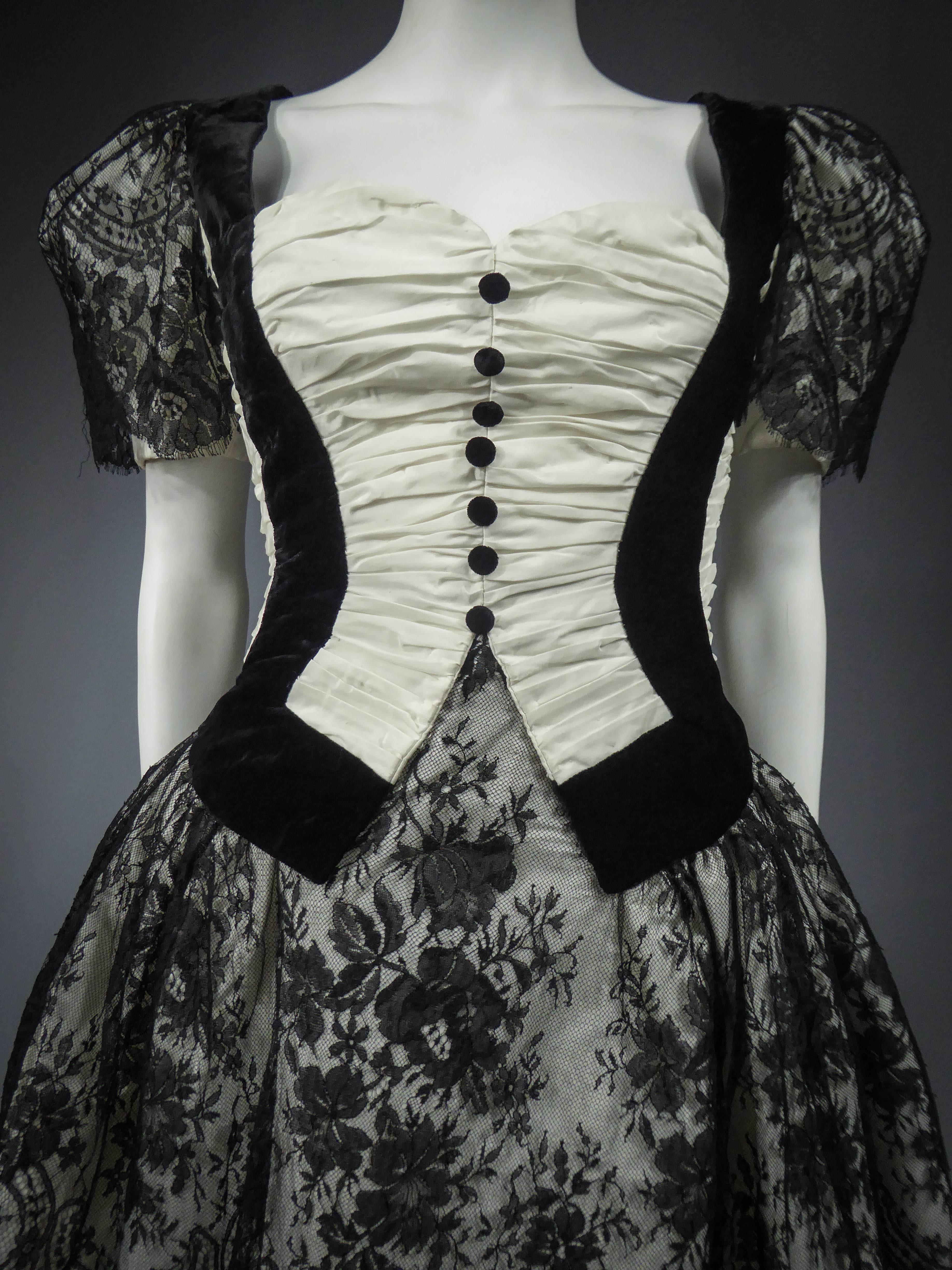 Ein französisches Couture-Cocktailkleid aus schwarzer Spitze und Weiß CIRCA 1990 (Schwarz) im Angebot