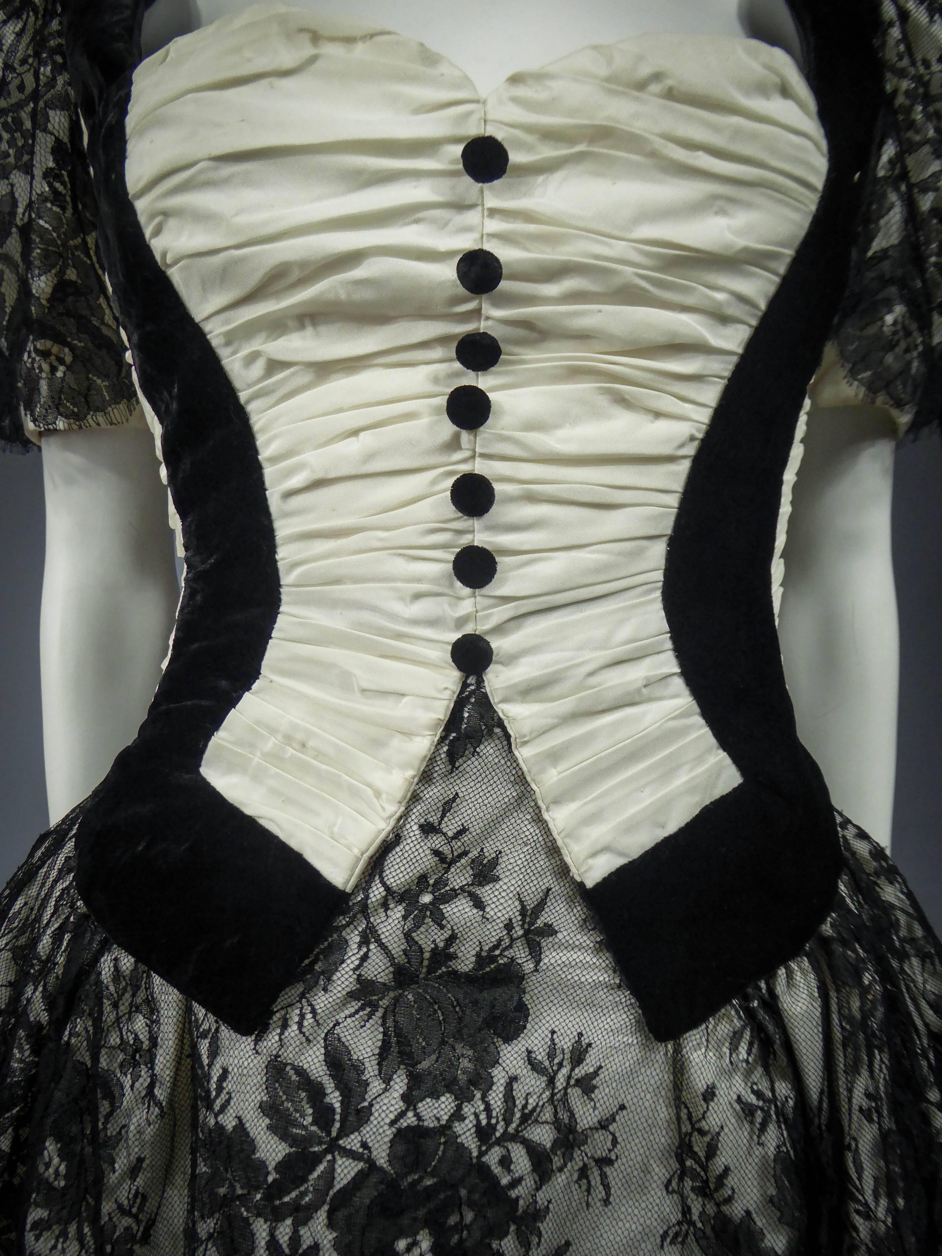 Ein französisches Couture-Cocktailkleid aus schwarzer Spitze und Weiß CIRCA 1990 im Zustand „Gut“ im Angebot in Toulon, FR