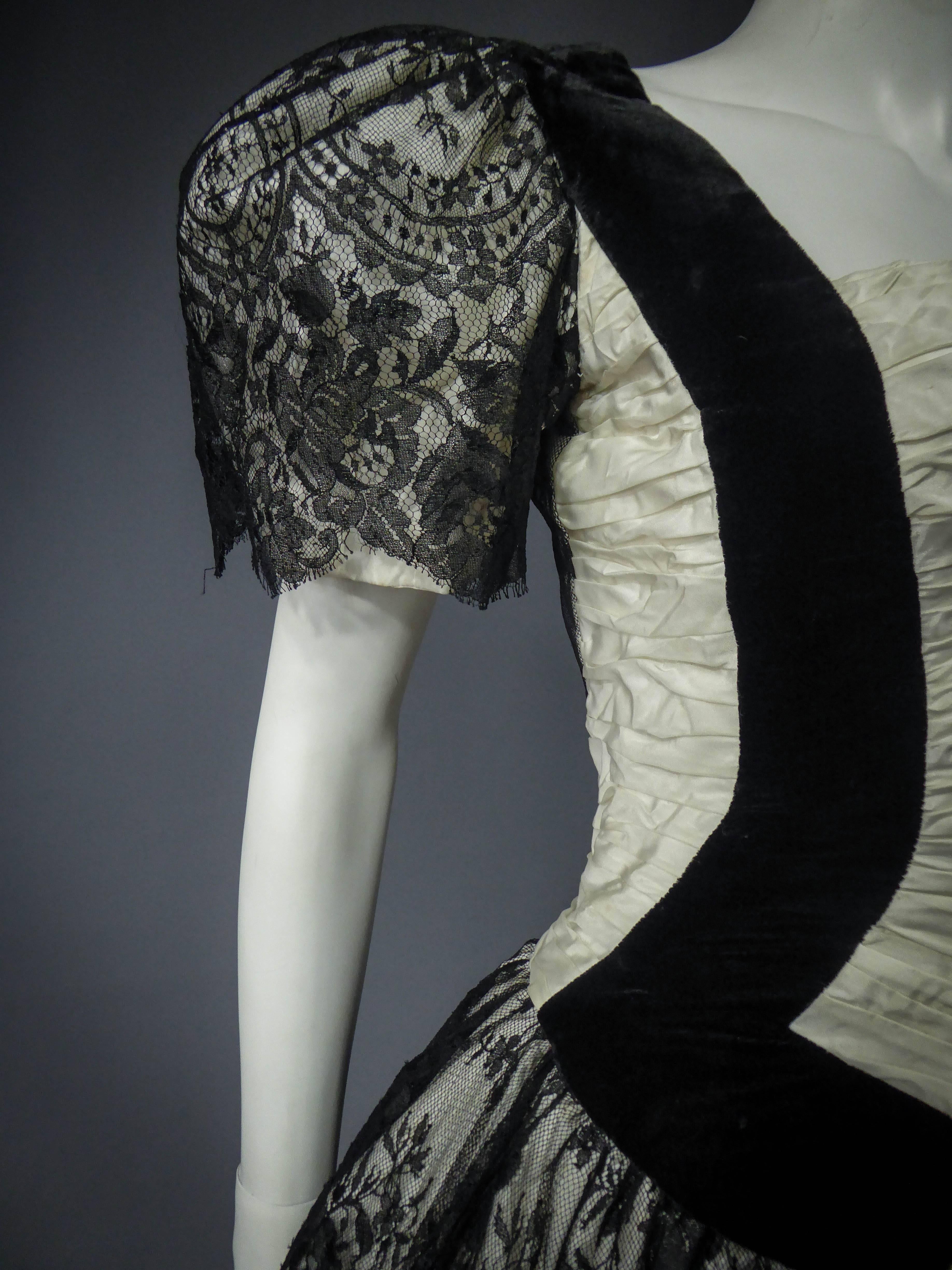 Ein französisches Couture-Cocktailkleid aus schwarzer Spitze und Weiß CIRCA 1990 Damen im Angebot