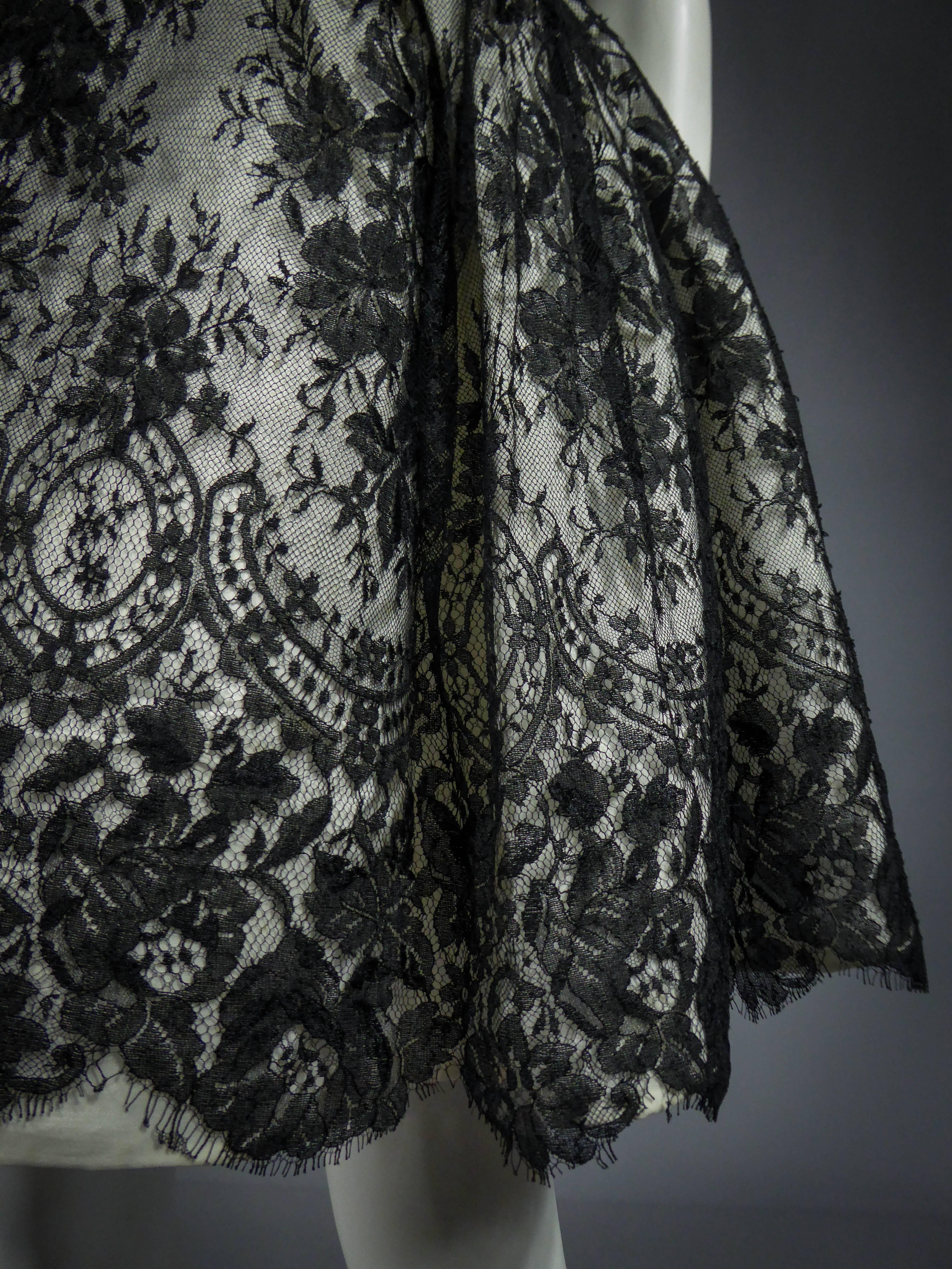 Ein französisches Couture-Cocktailkleid aus schwarzer Spitze und Weiß CIRCA 1990 im Angebot 1