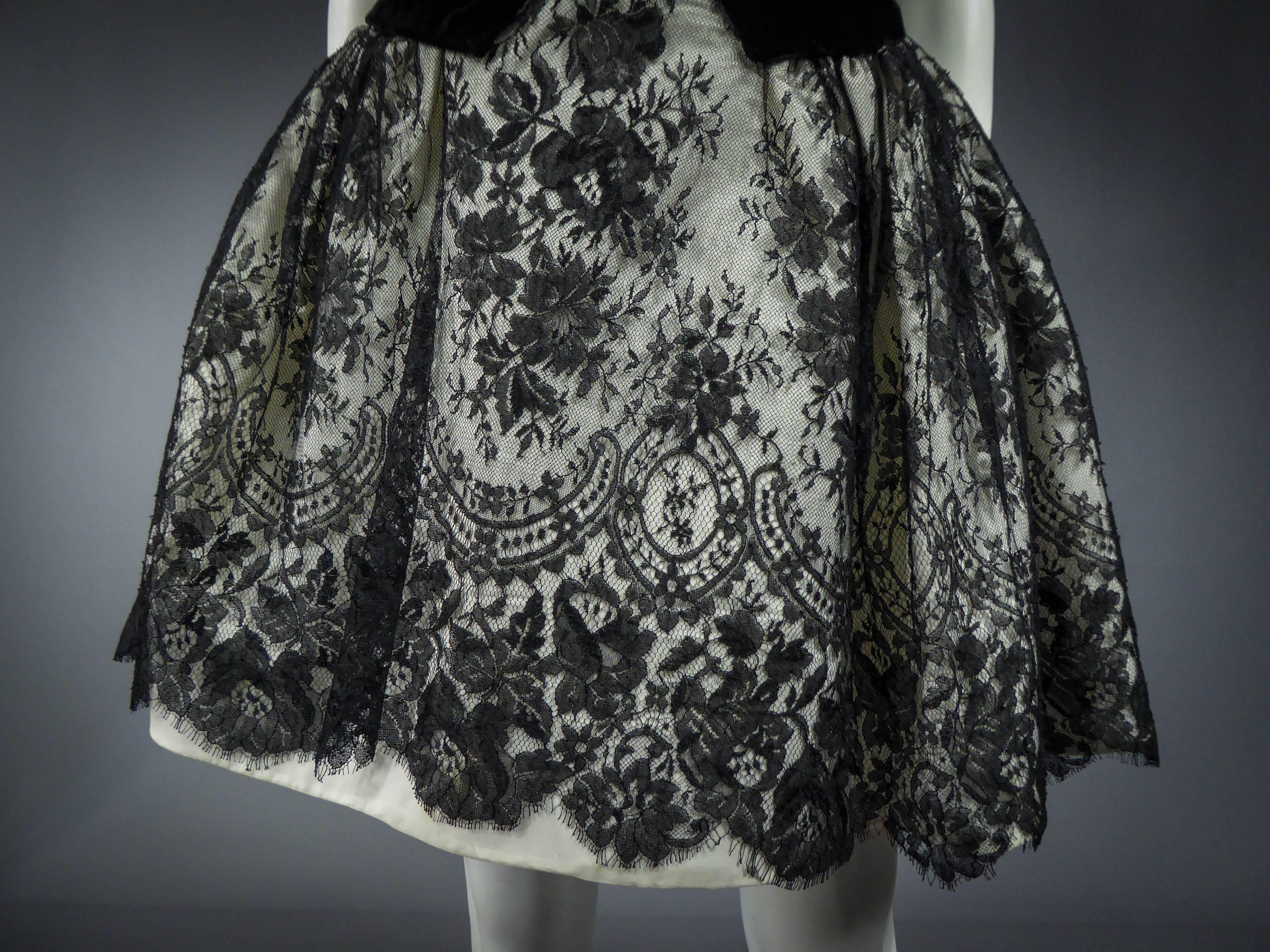 Ein französisches Couture-Cocktailkleid aus schwarzer Spitze und Weiß CIRCA 1990 im Angebot 2