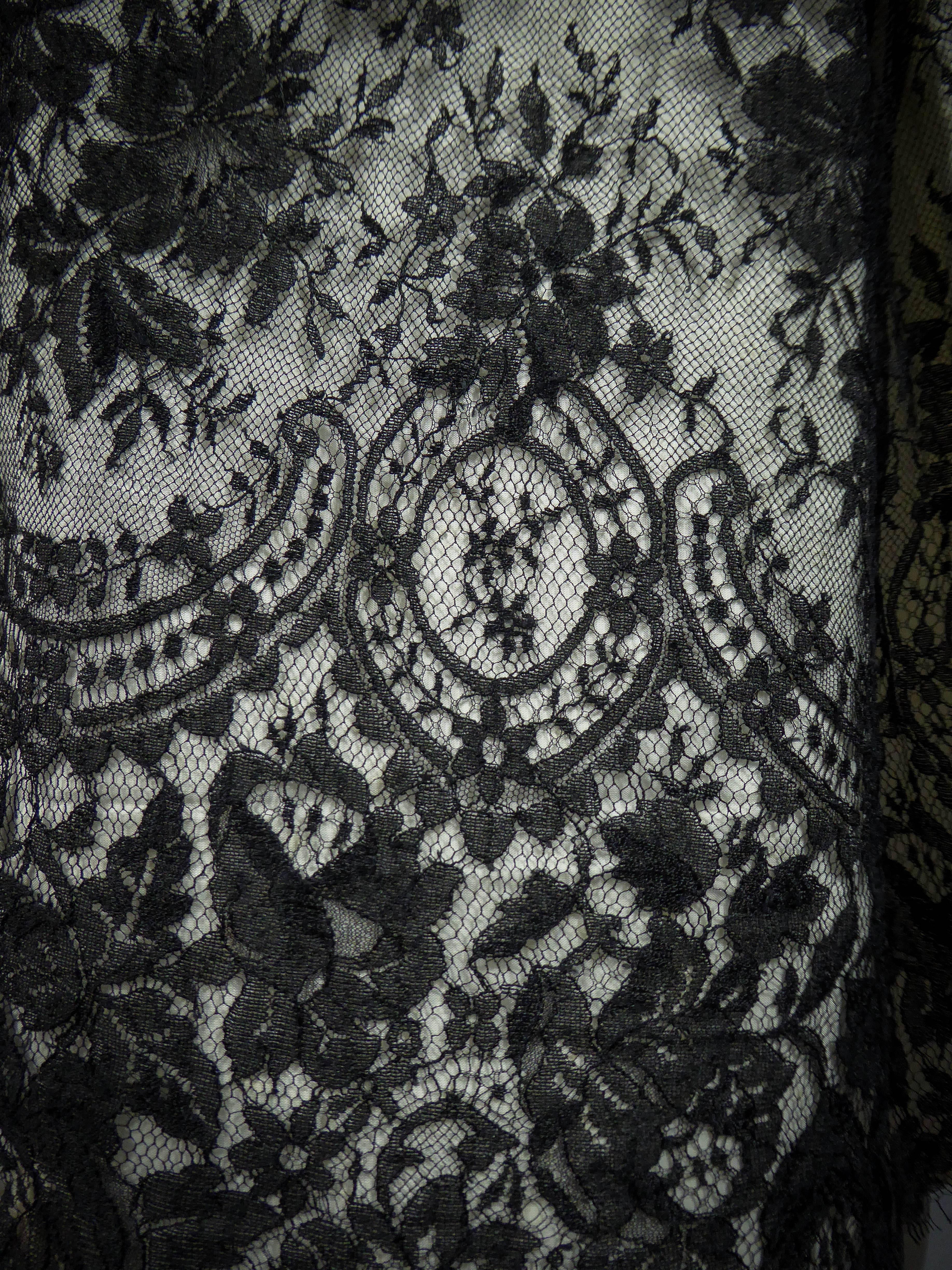 Ein französisches Couture-Cocktailkleid aus schwarzer Spitze und Weiß CIRCA 1990 im Angebot 3