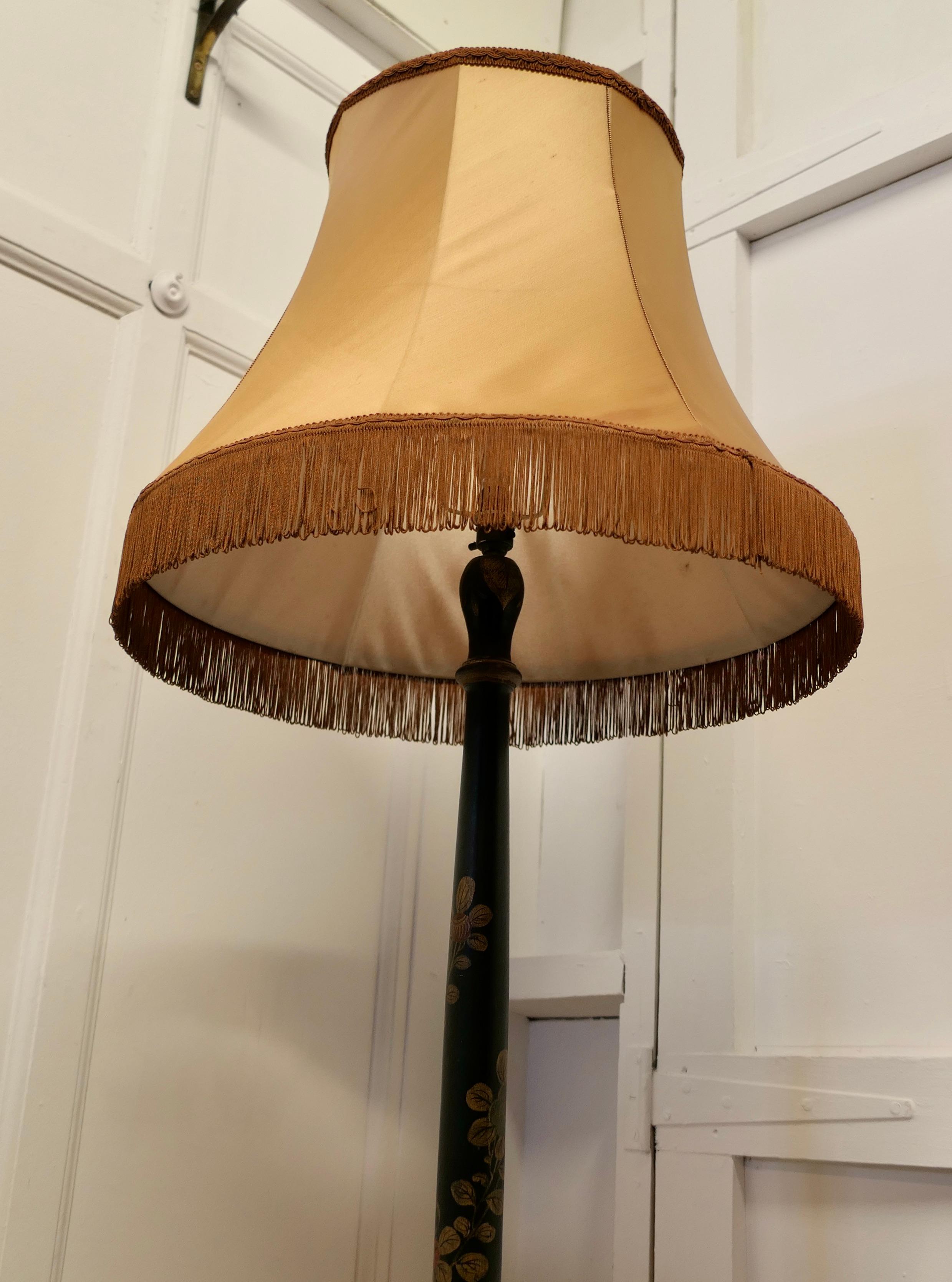 A Black Lacquer and Gold Decorated Standard Lamp    In Good Condition For Sale In Chillerton, Isle of Wight