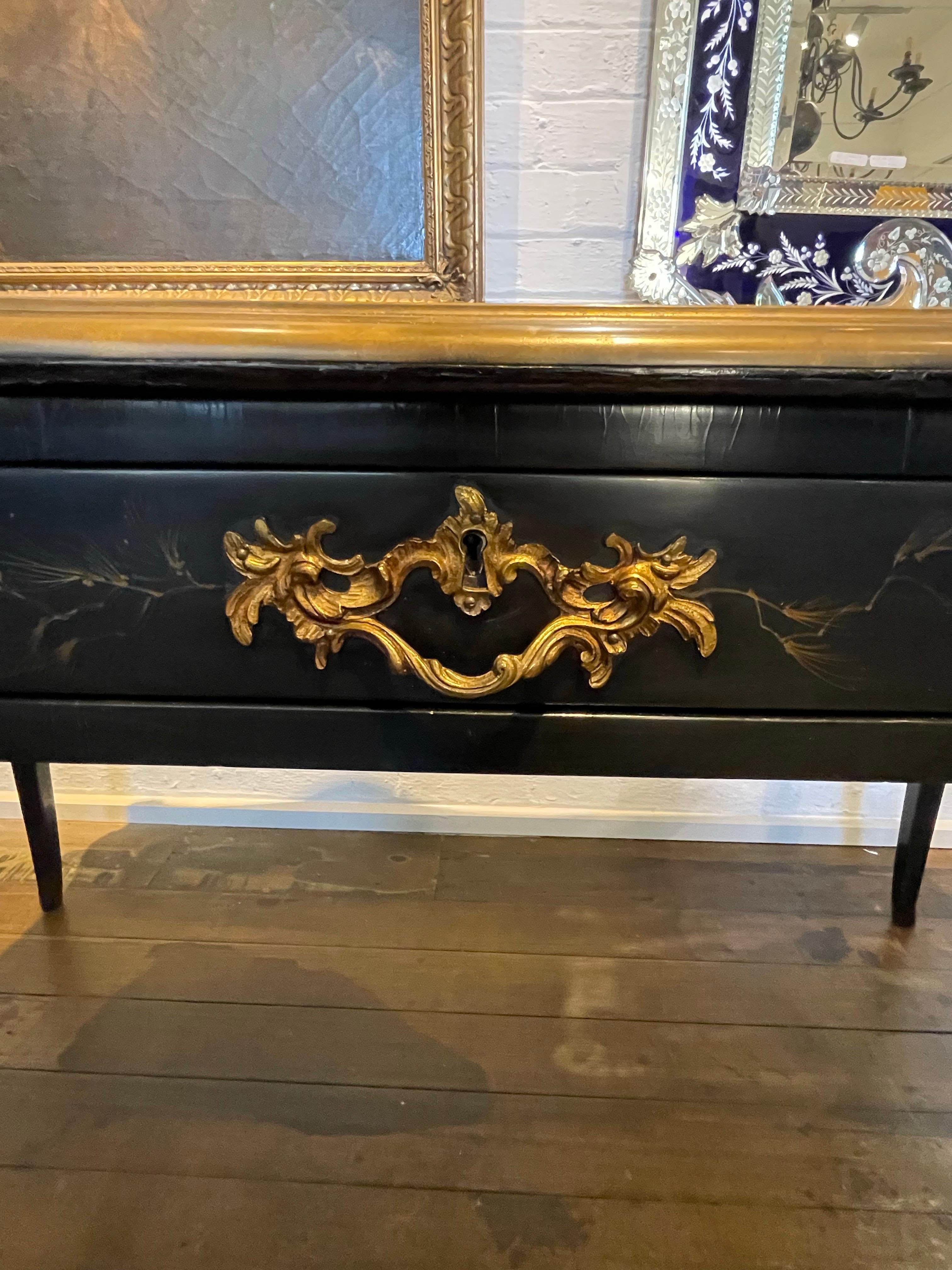 Bureauplat montato in lacca nera e ormolu con slitta a foglie, XIX secolo

Provenienza: Collezione privata australiana. 

Descrizione:
Il piano rettangolare sagomato in lacca nera è dotato di una superficie di scrittura in pelle rossa lavorata,