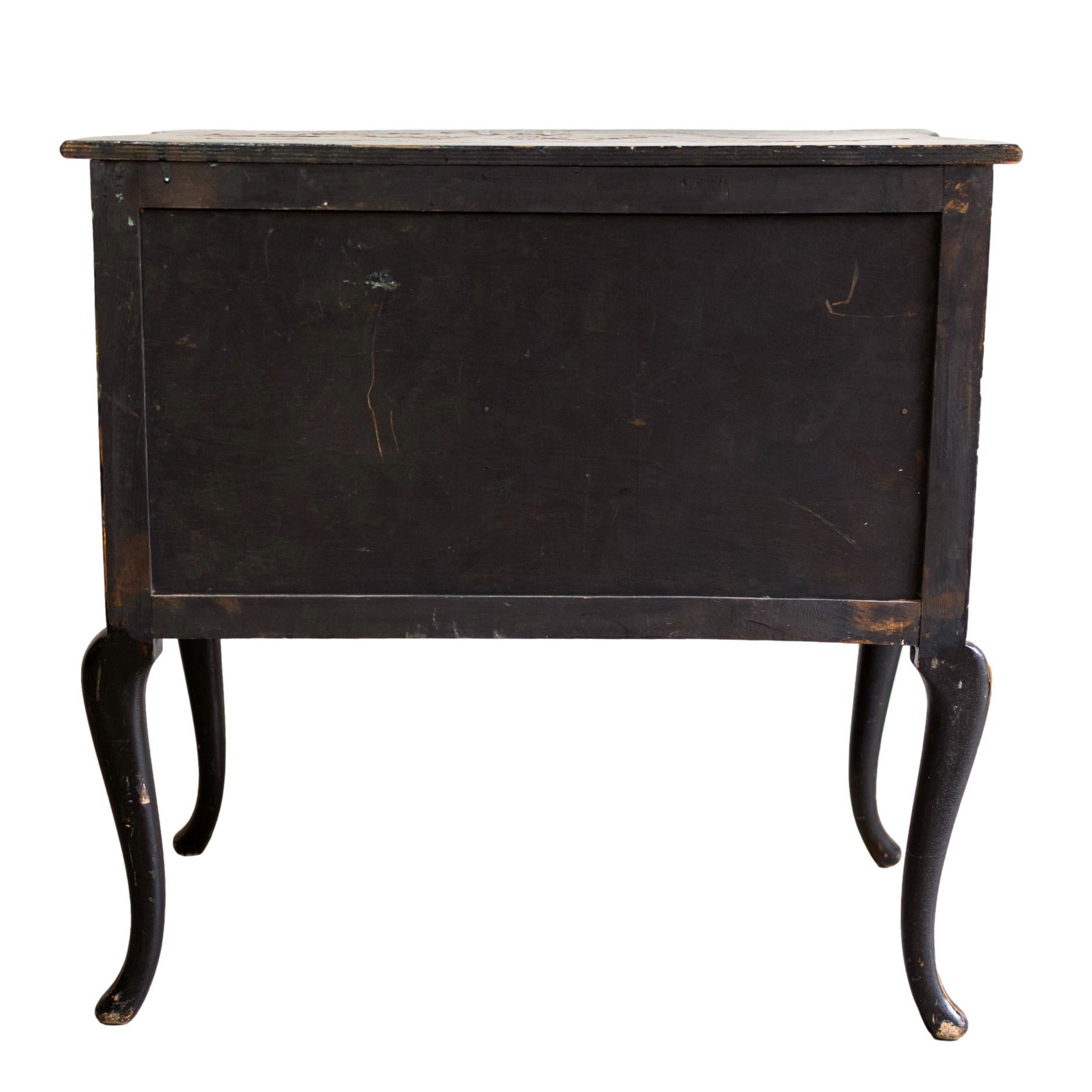Black Lacquered and Chinoiserie-Decorated Serpentine Cabinet, English, c. 1875 In Good Condition In Banner Elk, NC