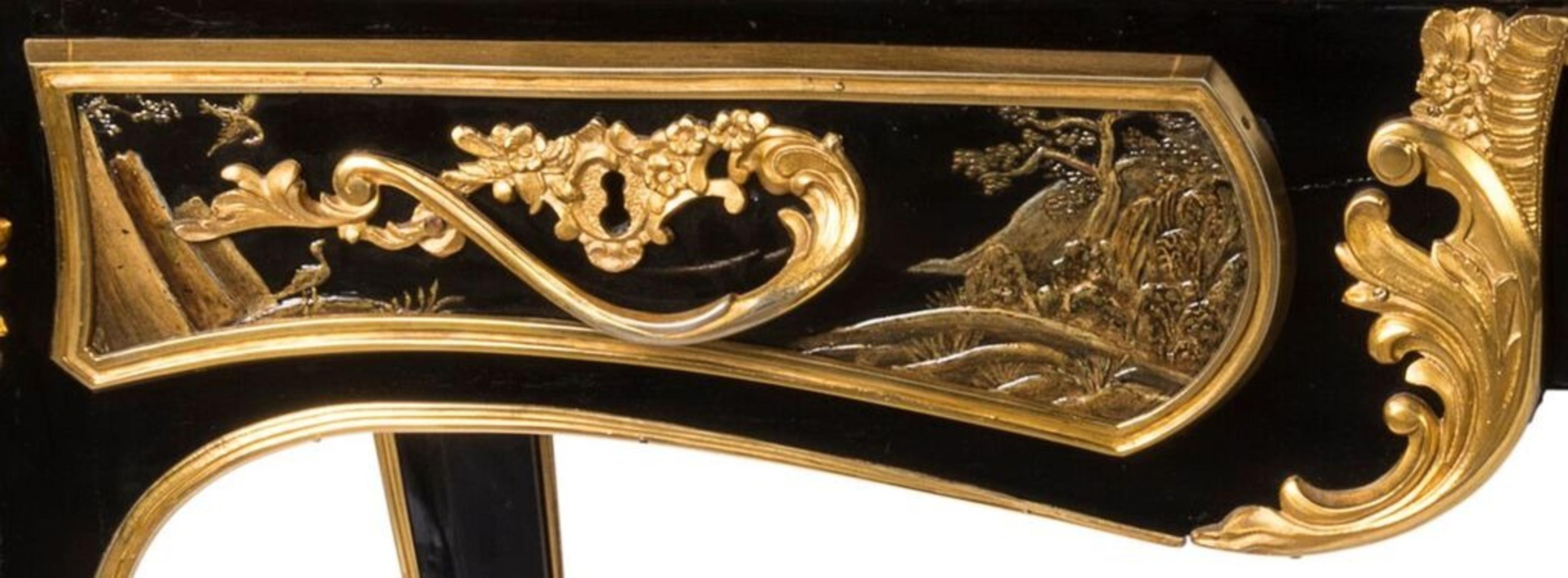 Bureuplat con montatura in ormolu e laccatura nera, XIX secolo

Descrizione:
Uno scrittoio di eccezionale pregio laccato nero e montato in ormolu nello stile di Jacques Dubois, con piano di scrittura in pelle rossa lavorata a mano, bordo graduato e