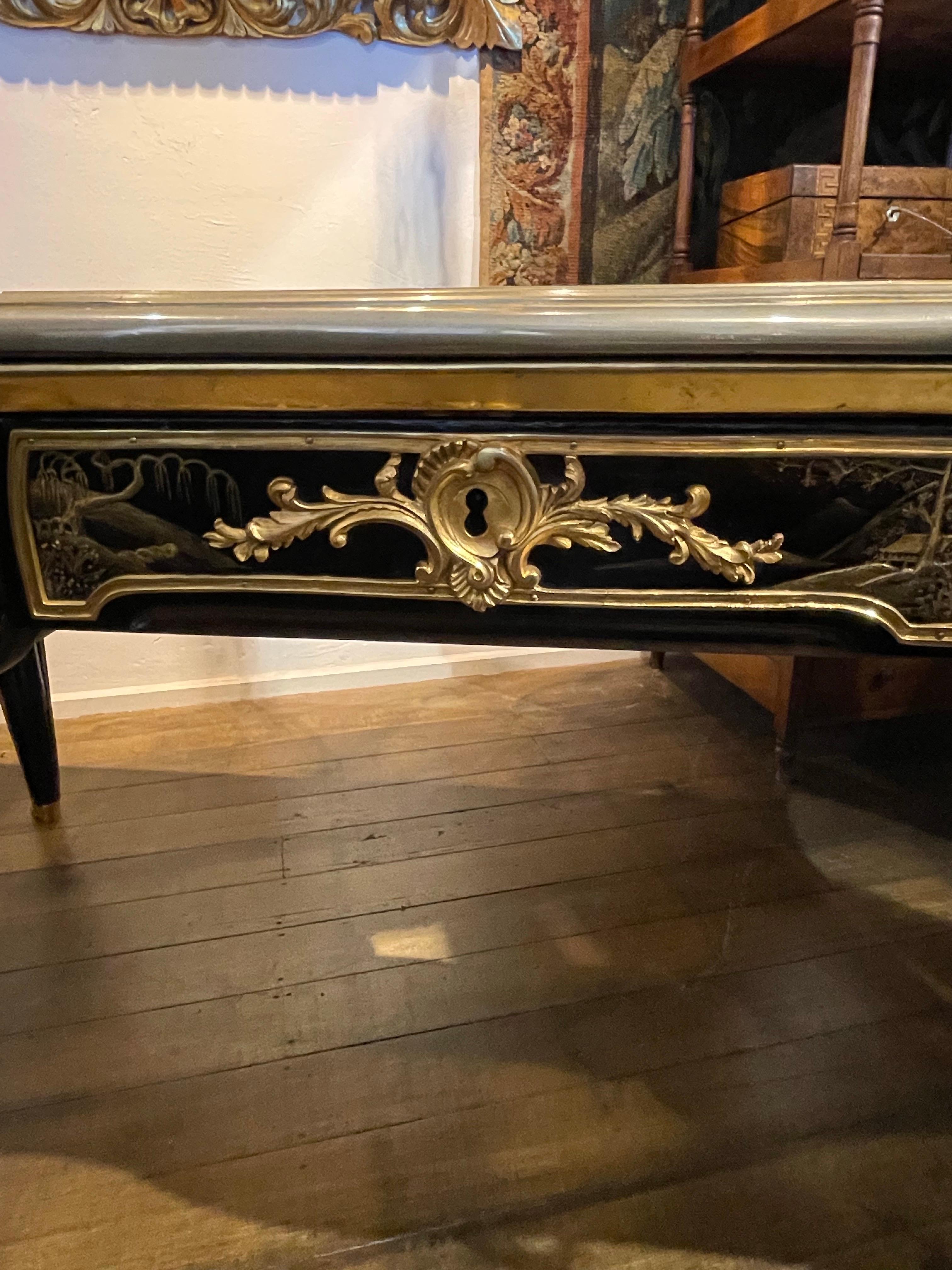 Bronzo Bureuplat con montatura in ormolu e laccatura nera, XIX secolo in vendita