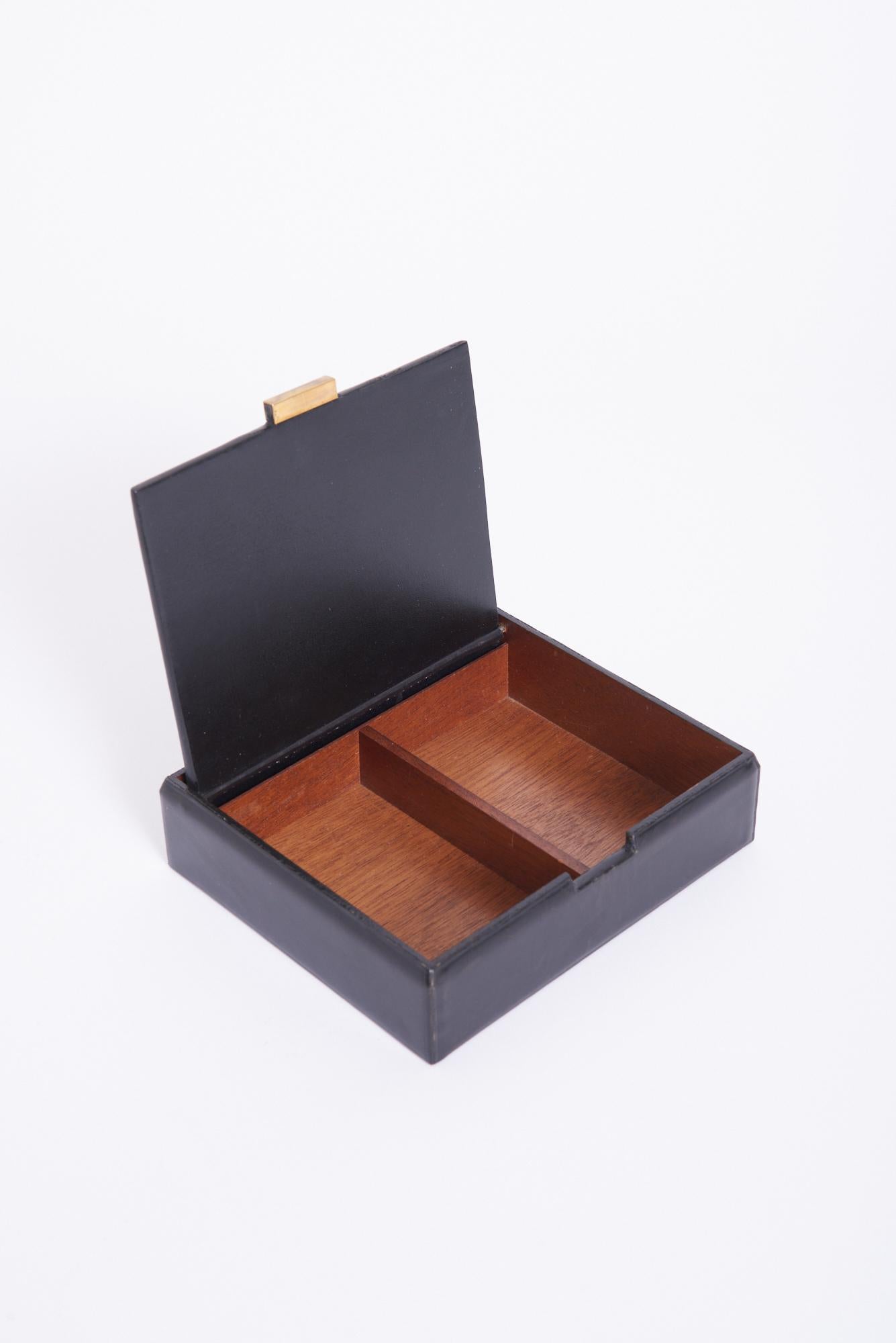 Una caja de cuero negro Francés