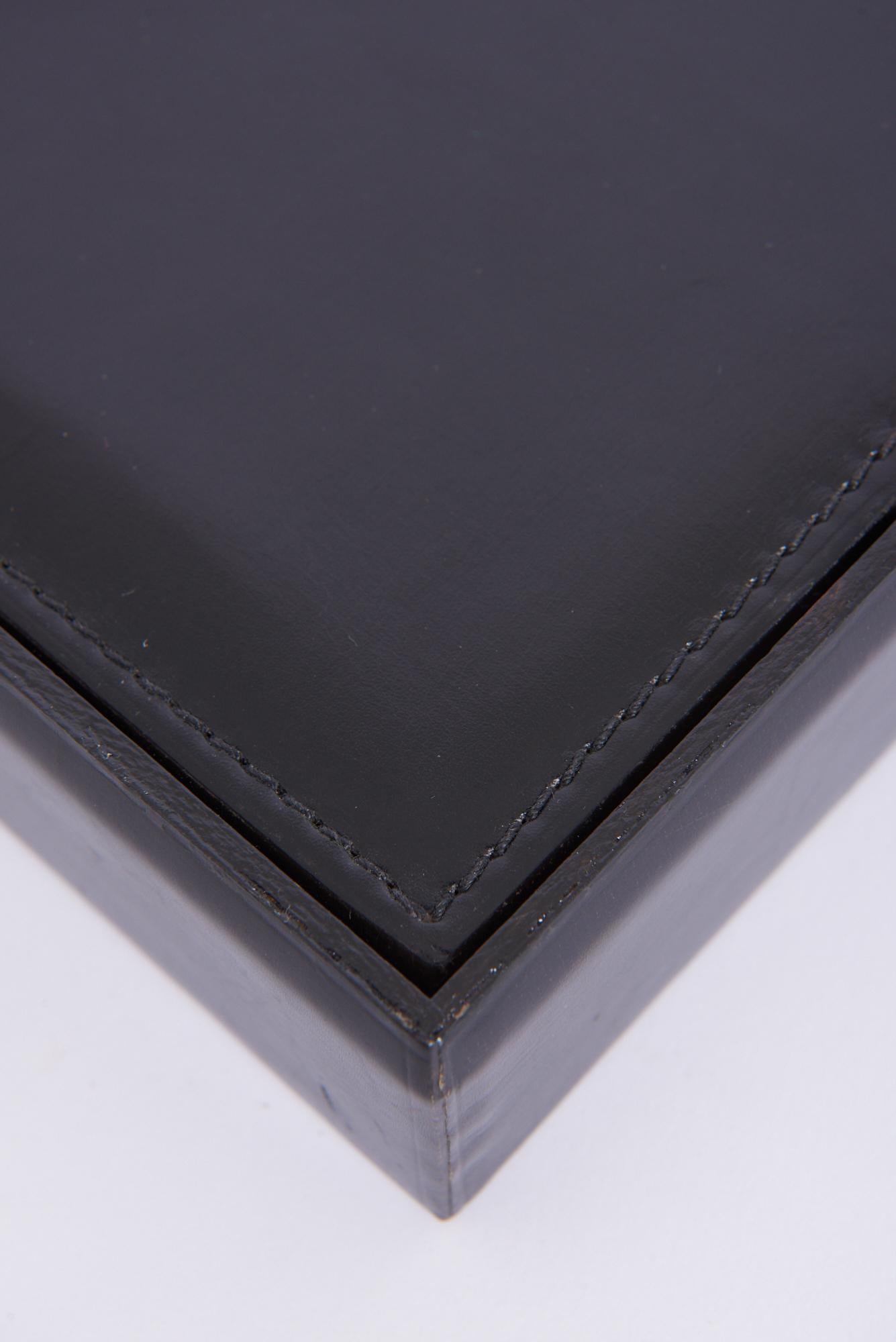 Una caja de cuero negro siglo XX