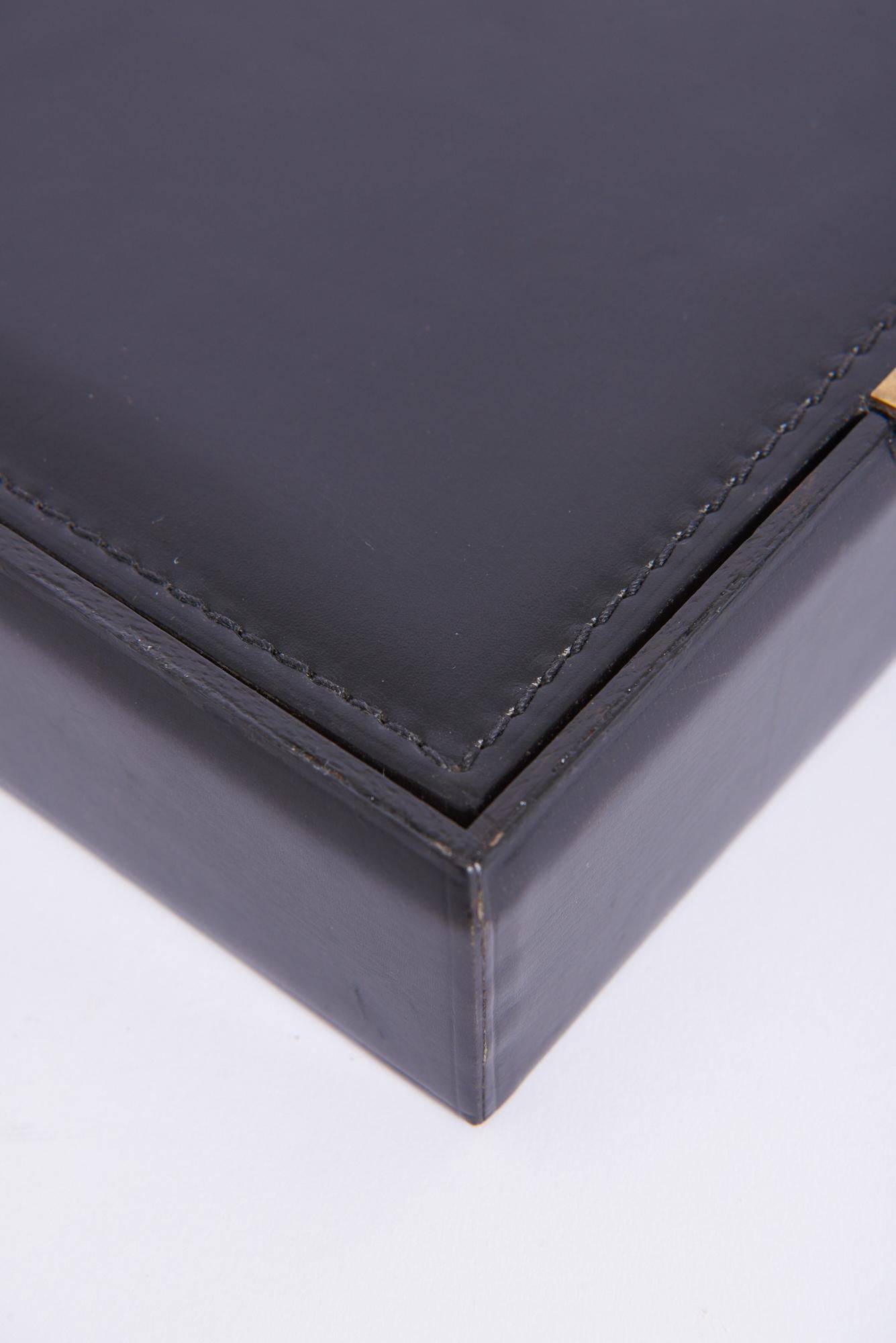 Una caja de cuero negro Latón