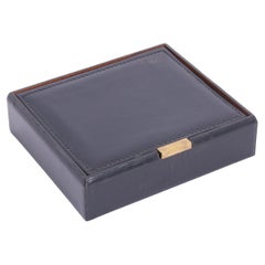 Una caja de cuero negro