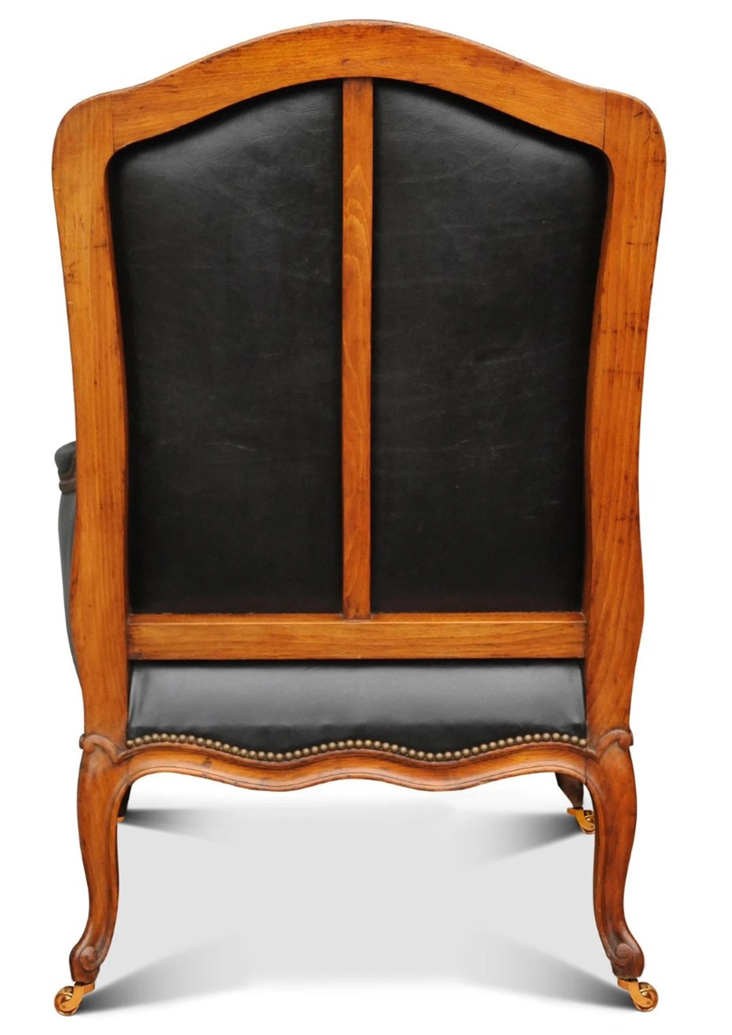 Französischer Bergere-Sessel aus schwarzem Leder im Louis-XV-Stil mit Messingnietendetails (Louis XV.) im Angebot