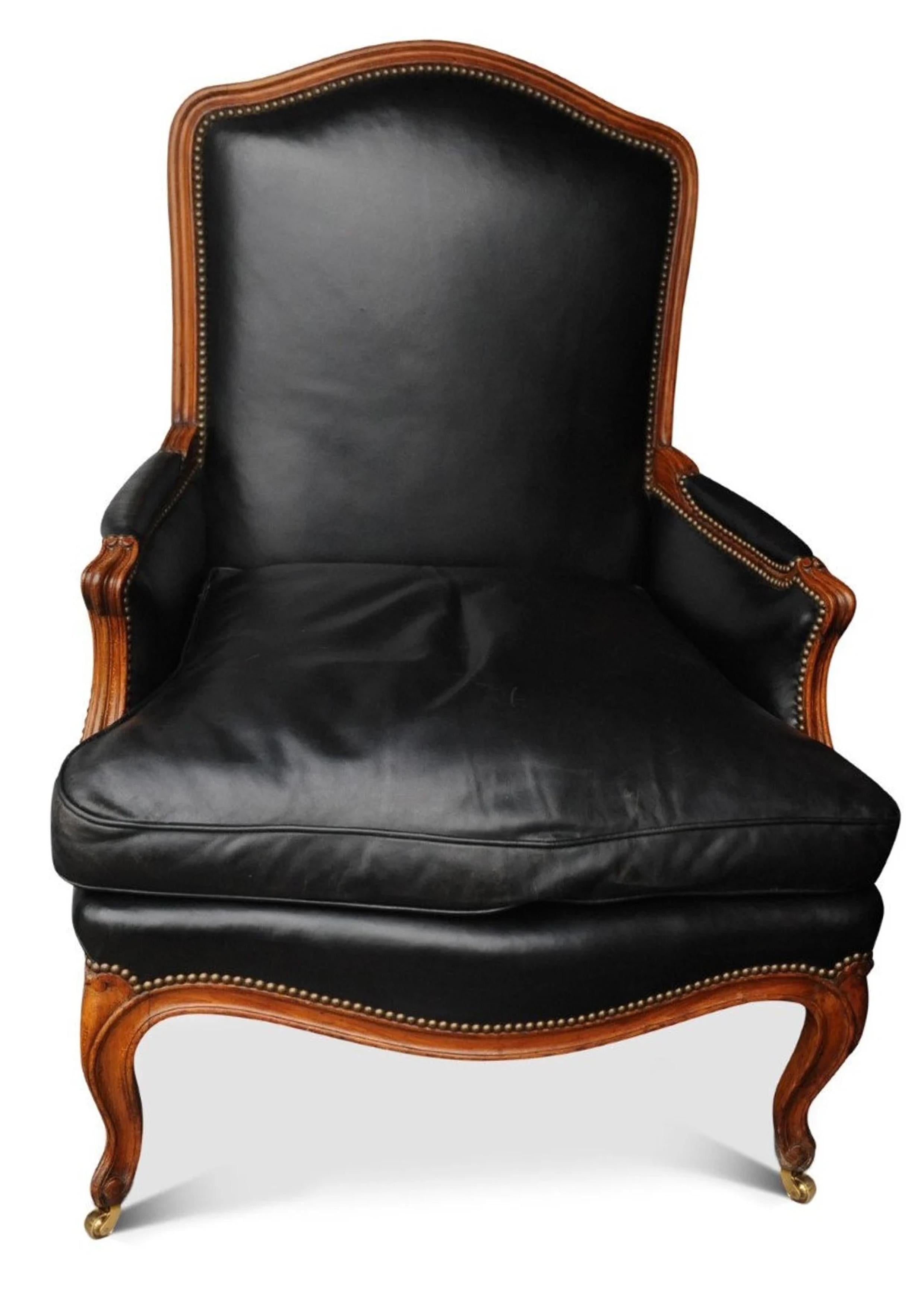 Französischer Bergere-Sessel aus schwarzem Leder im Louis-XV-Stil mit Messingnietendetails (20. Jahrhundert) im Angebot