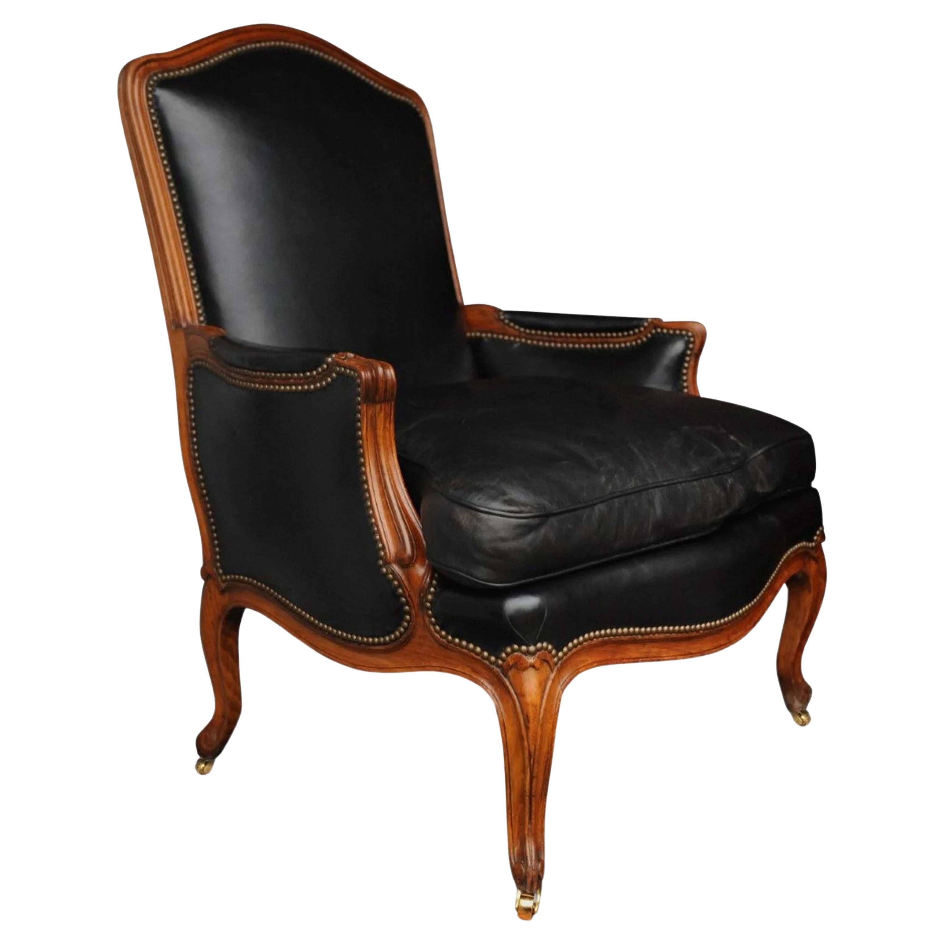 Französischer Bergere-Sessel aus schwarzem Leder im Louis-XV-Stil mit Messingnietendetails