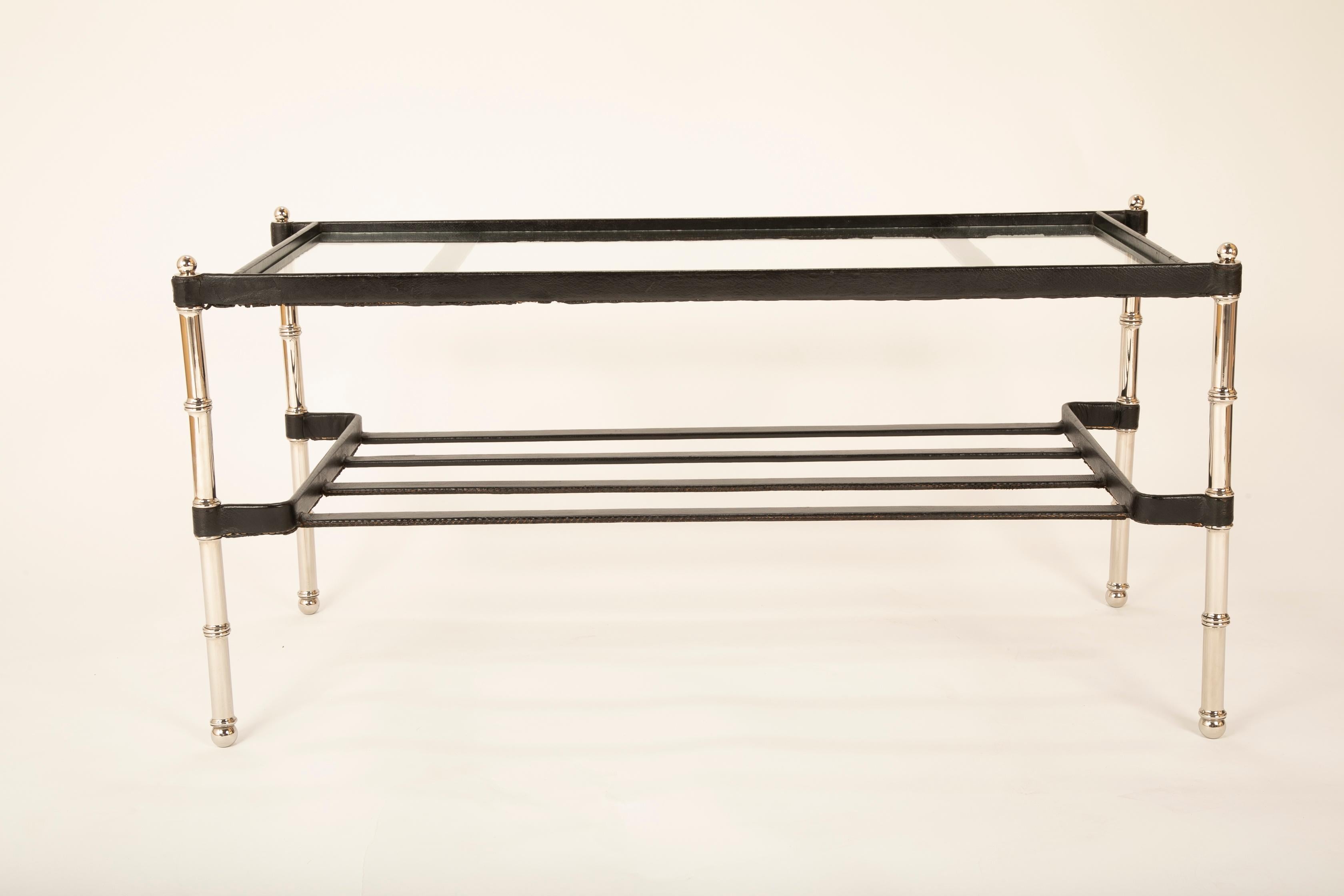 Moderne Table basse en verre Jacques Adnet, gainée de cuir noir et chromée en vente