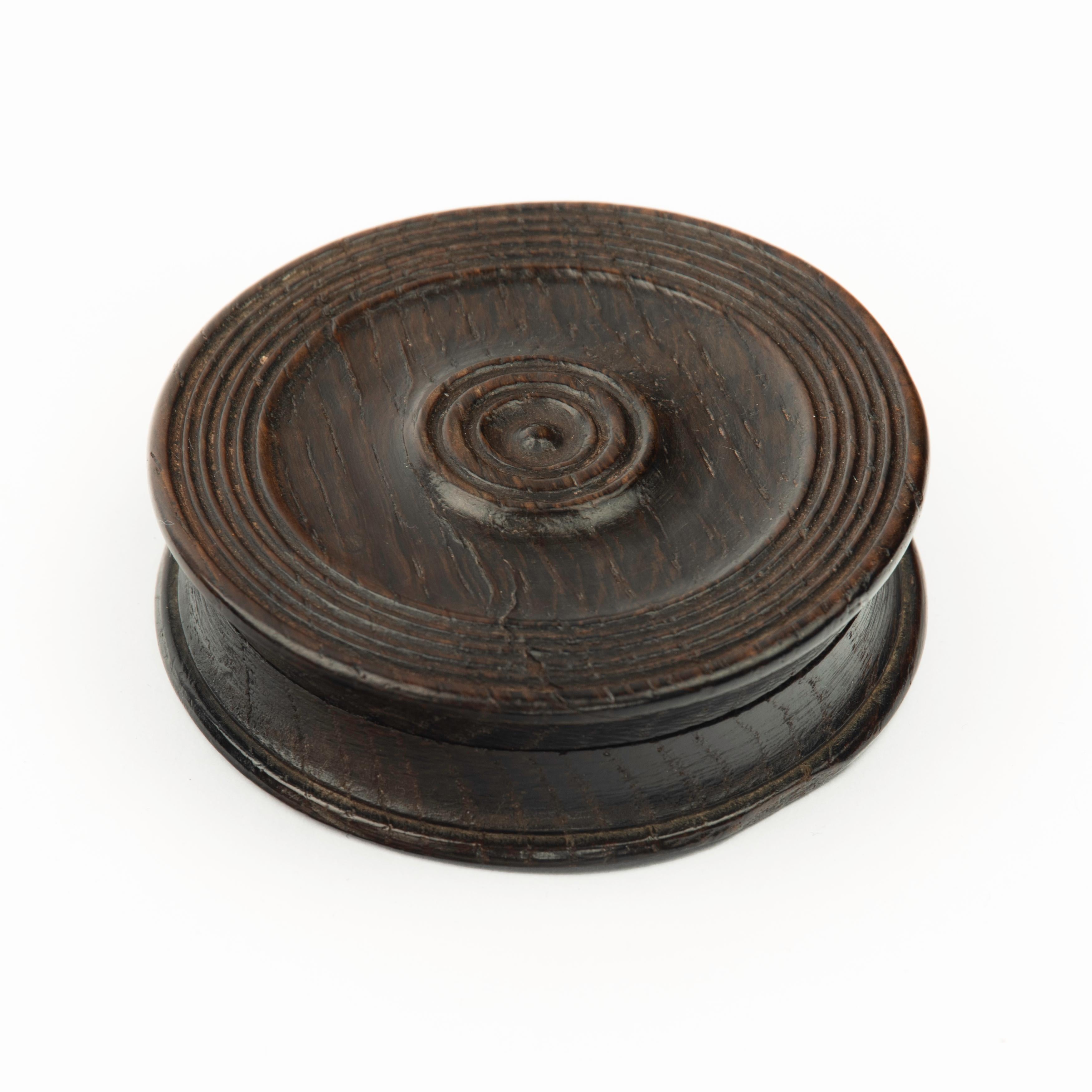 Eine Schnupftabakdose aus schwarzer Eiche, hergestellt aus dem Holz der 1795 gesunkenen H.M.S. Boyne, r (Englisch) im Angebot