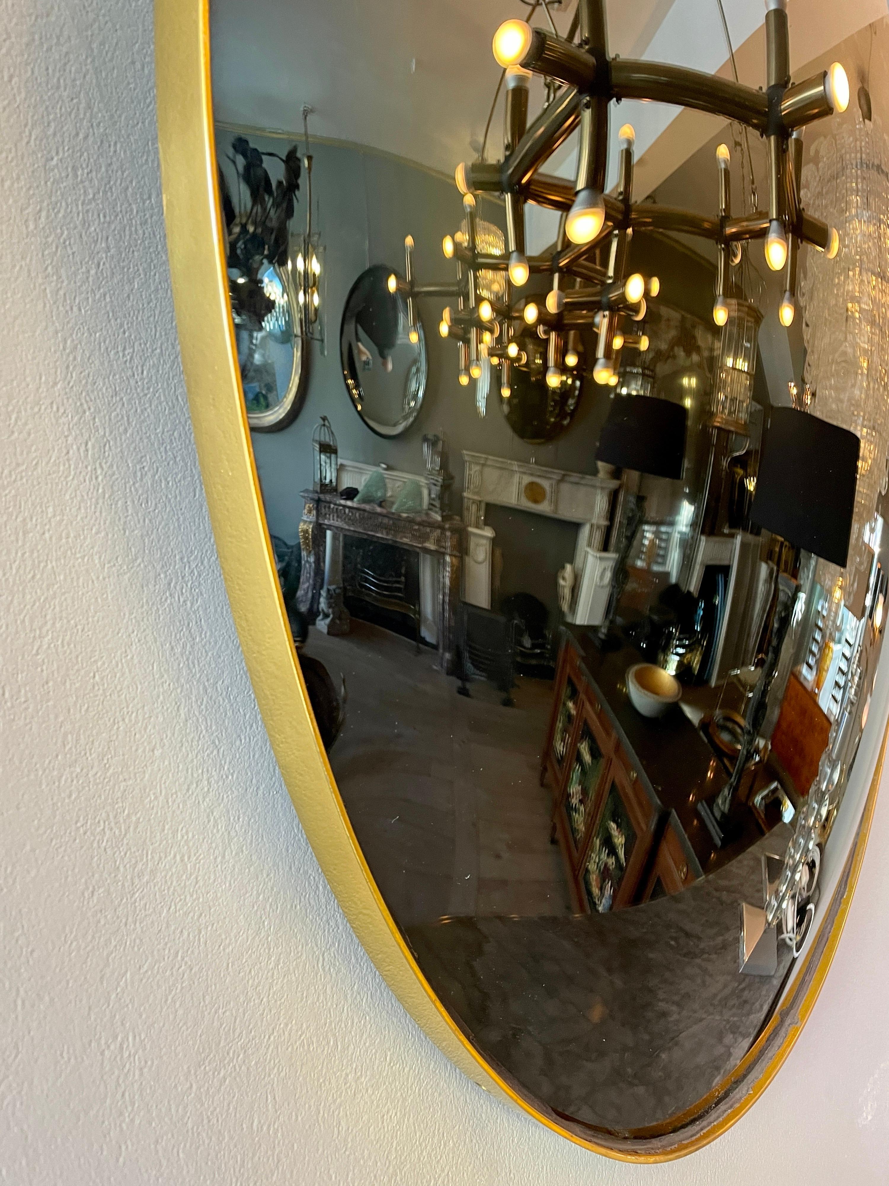 Schwarzer konvexer ovaler Spiegel aus schwarzem Glas (Moderne der Mitte des Jahrhunderts) im Angebot