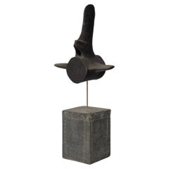 Una vértebra de ballena de madera pintada de negro por Martin Scorey