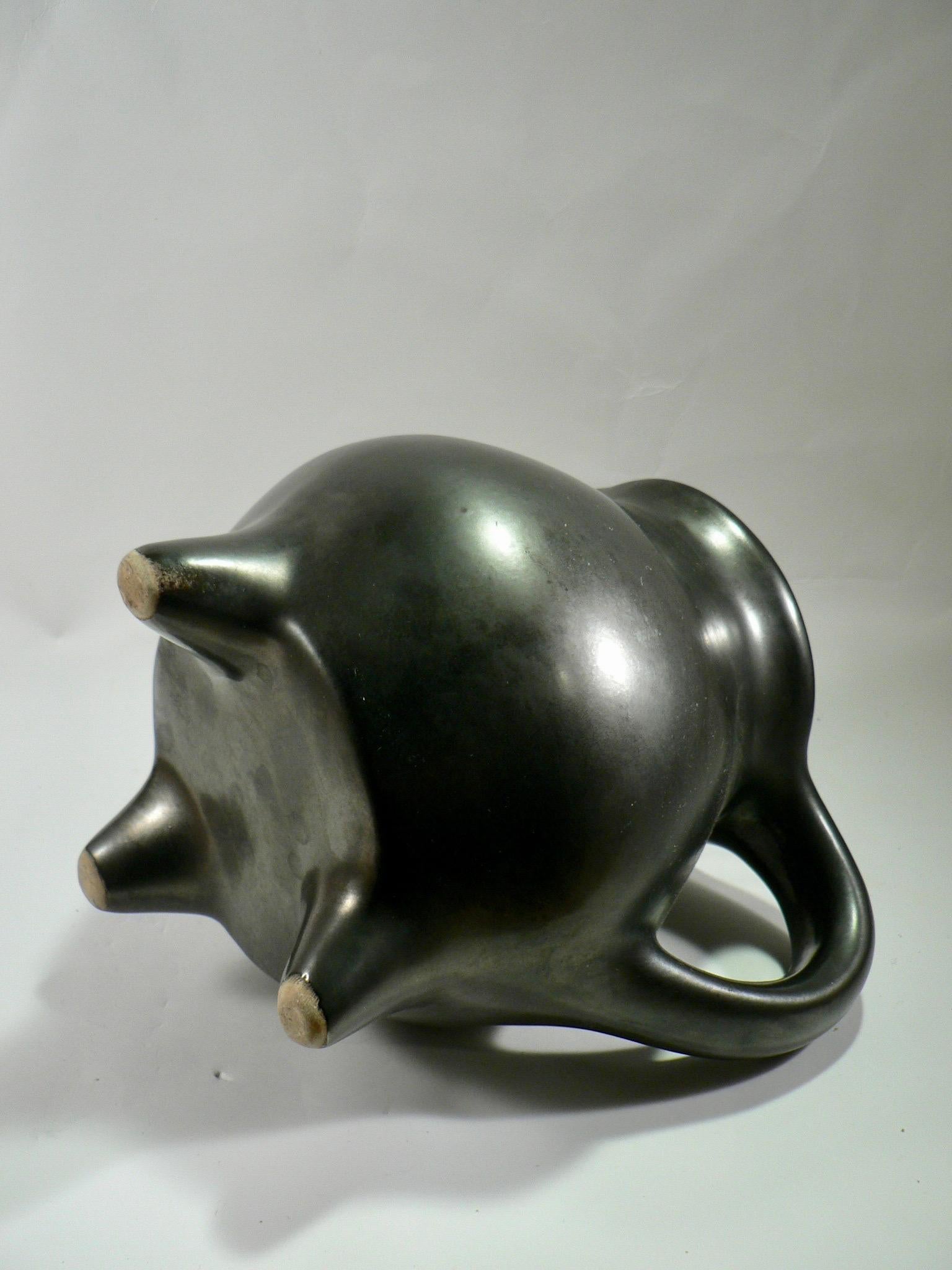 A black pitcher with a tripod base from Périgord pottery France 1950 In Excellent Condition For Sale In SOTTEVILLE-LÈS-ROUEN, FR
