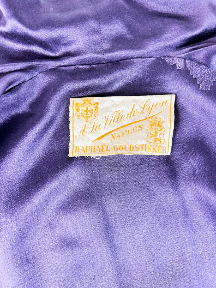 Vers 1880-1910

France

Un manteau de soirée spectaculaire en satin noir et damas violet, signé Ville de Lyon, Naples, Raphaël Goudstikker, datant de la Belle Epoque française (période édouardienne), utilisé comme robe de chambre ou pour une soirée.