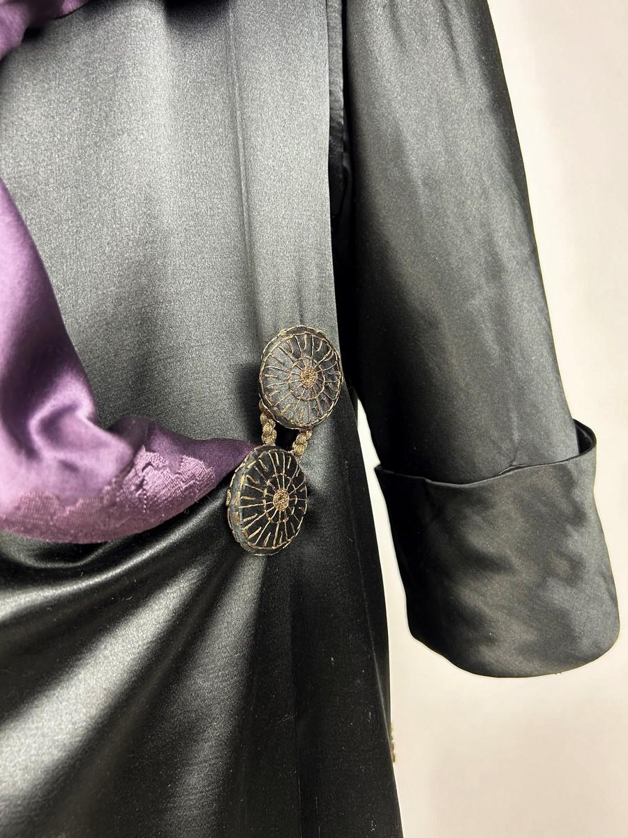 Noir Manteau de cérémonie en satin noir signé Ville de Lyon - France Circa 1900