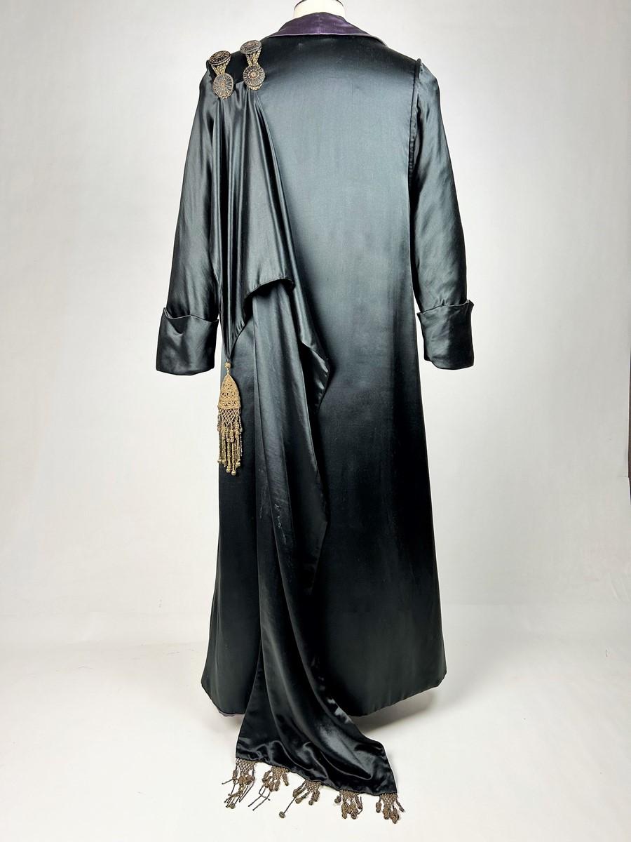 Manteau de cérémonie en satin noir signé Ville de Lyon - France Circa 1900 4