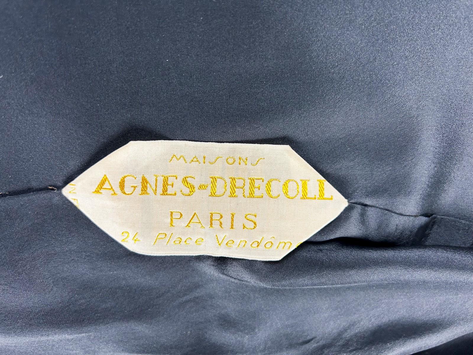 Circa 1932

Paris

Rare veste de manteau du soir en taffetas de soie noire à effet ciré des maisons Agnès-Drecoll, qui ont fusionné en 1931. Une coupe astucieuse avec des empiècements dans le biais et des manches bouffantes qui sont le summum de la