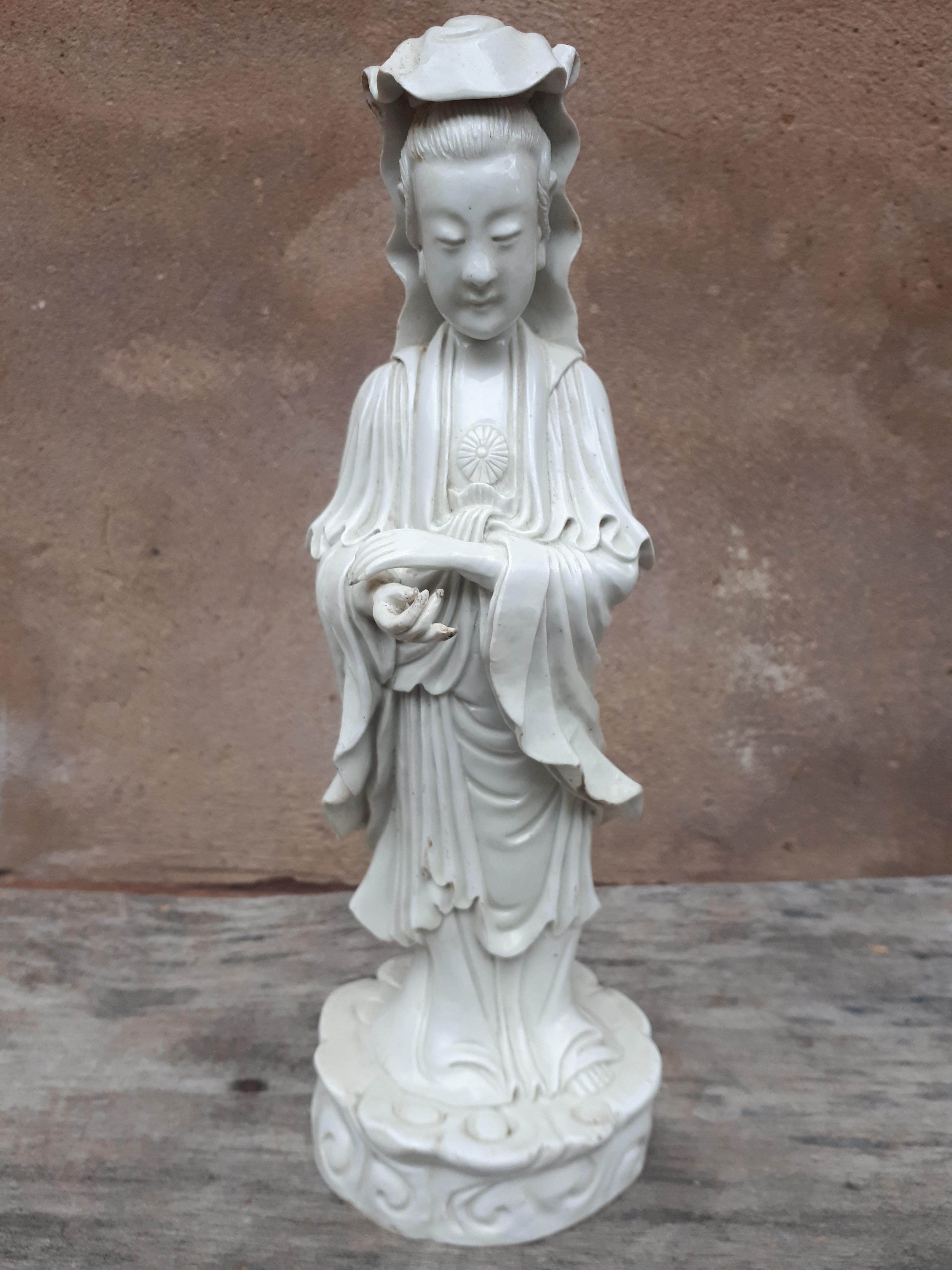 Porcelain statue of Guanyin.
A few chips, notably to two fingers of the right hand, do not detract from the aesthetics of the whole.
China, 19th century.