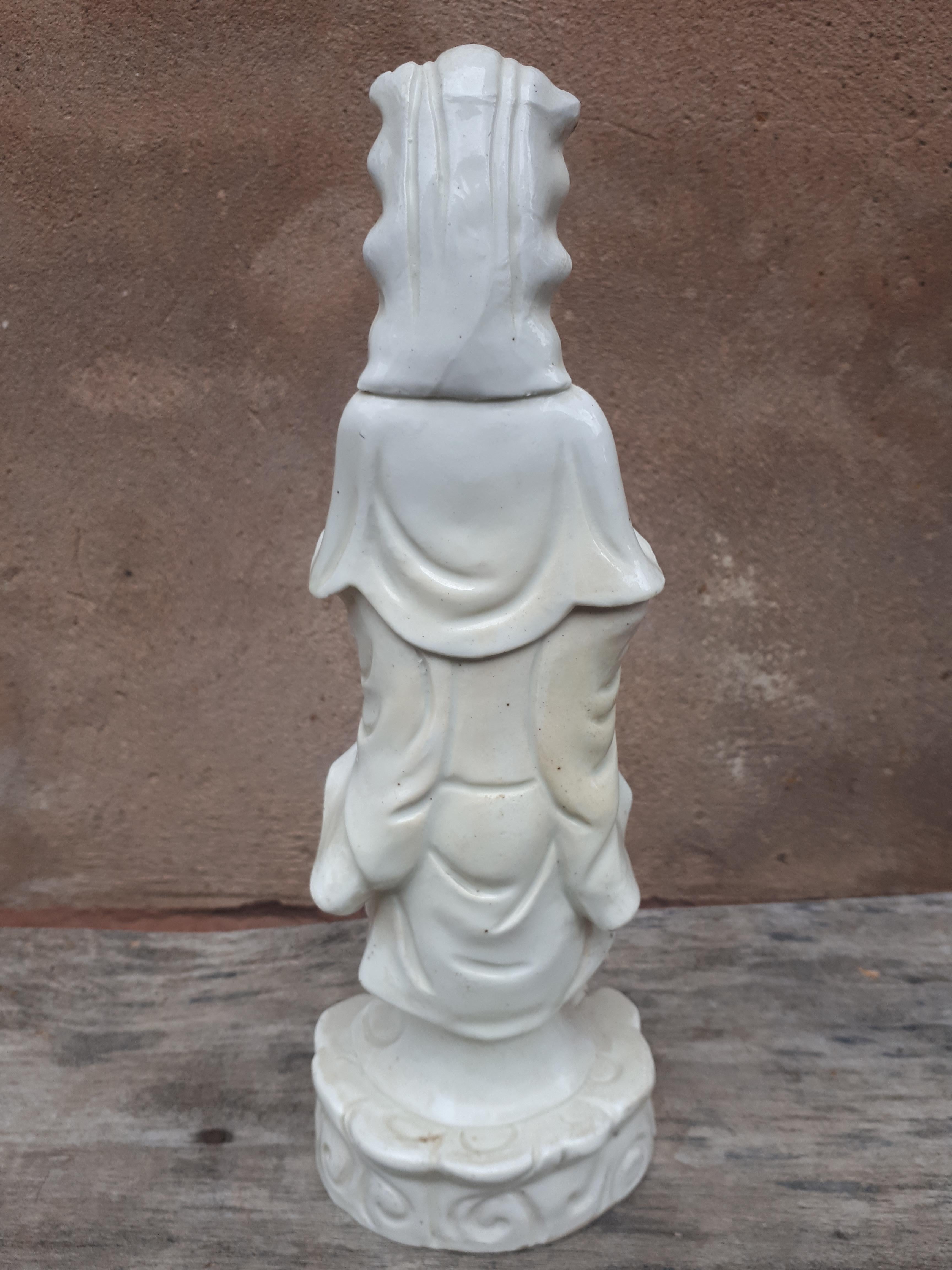A Blanc De Chine Guanyin, 19th Century In Good Condition For Sale In Saverne, Grand Est