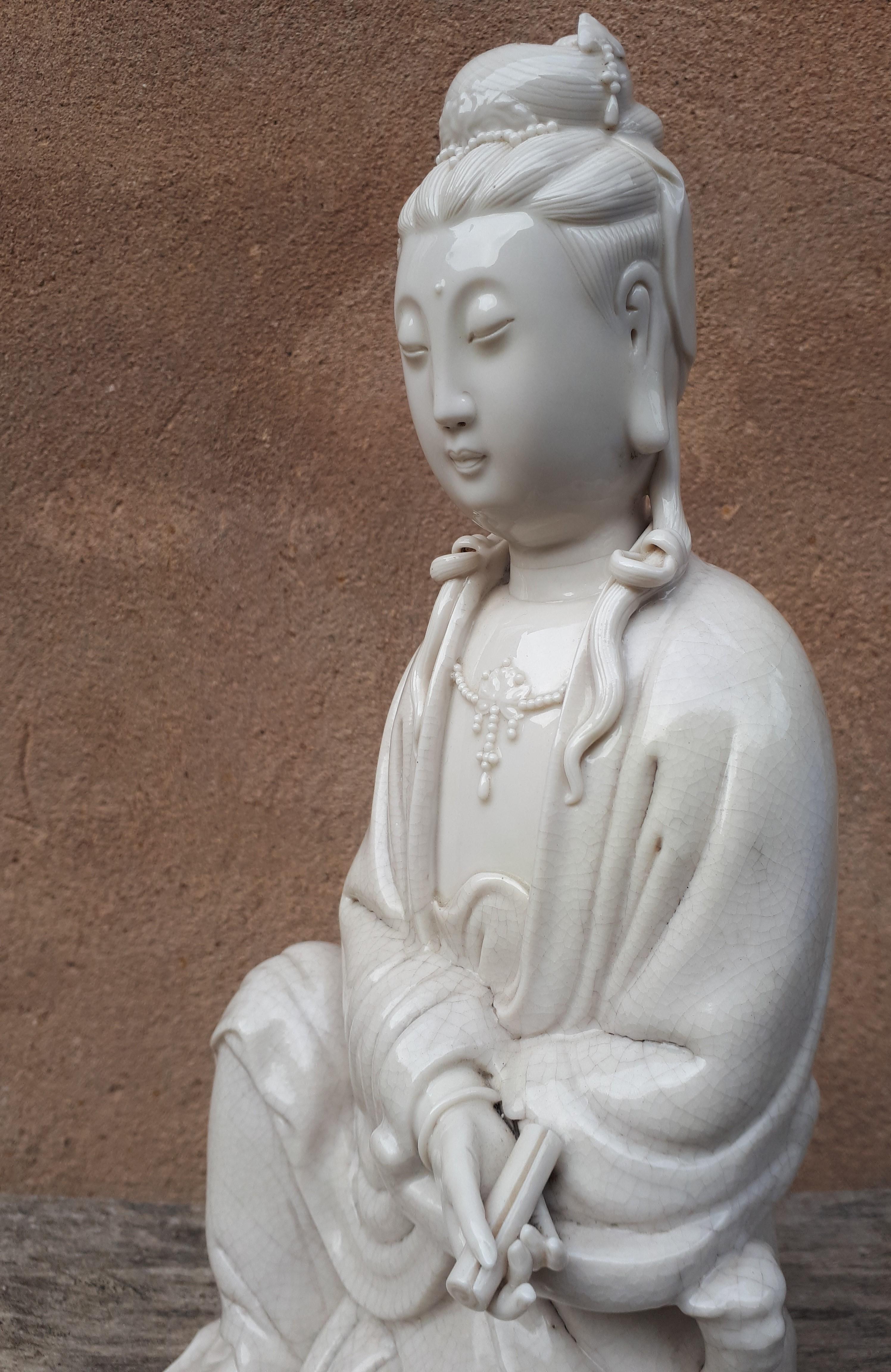 A Blanc de Chine sculpture of Guanyin, Qing Dynasty For Sale 5