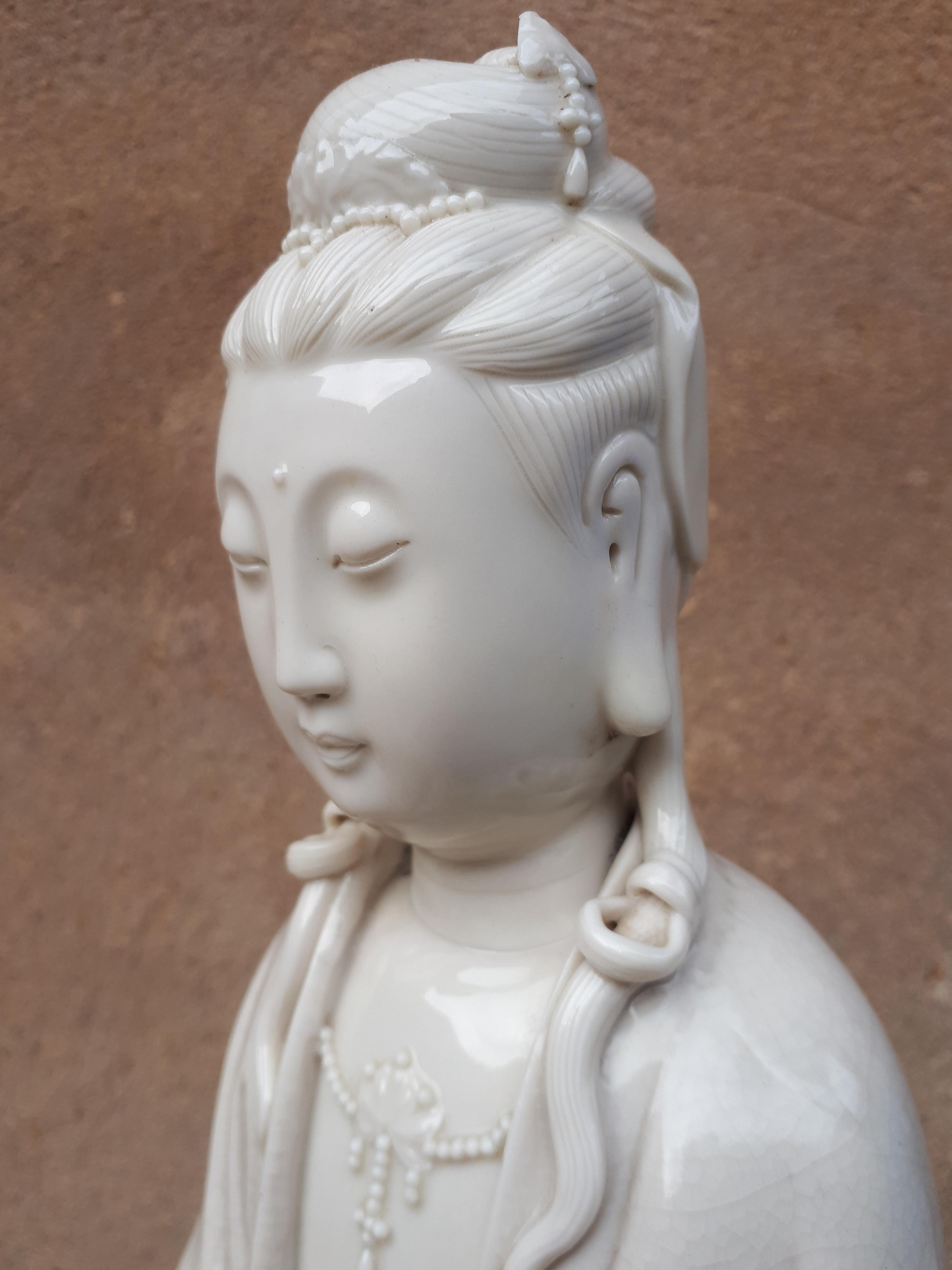 A Blanc de Chine sculpture of Guanyin, Qing Dynasty For Sale 6