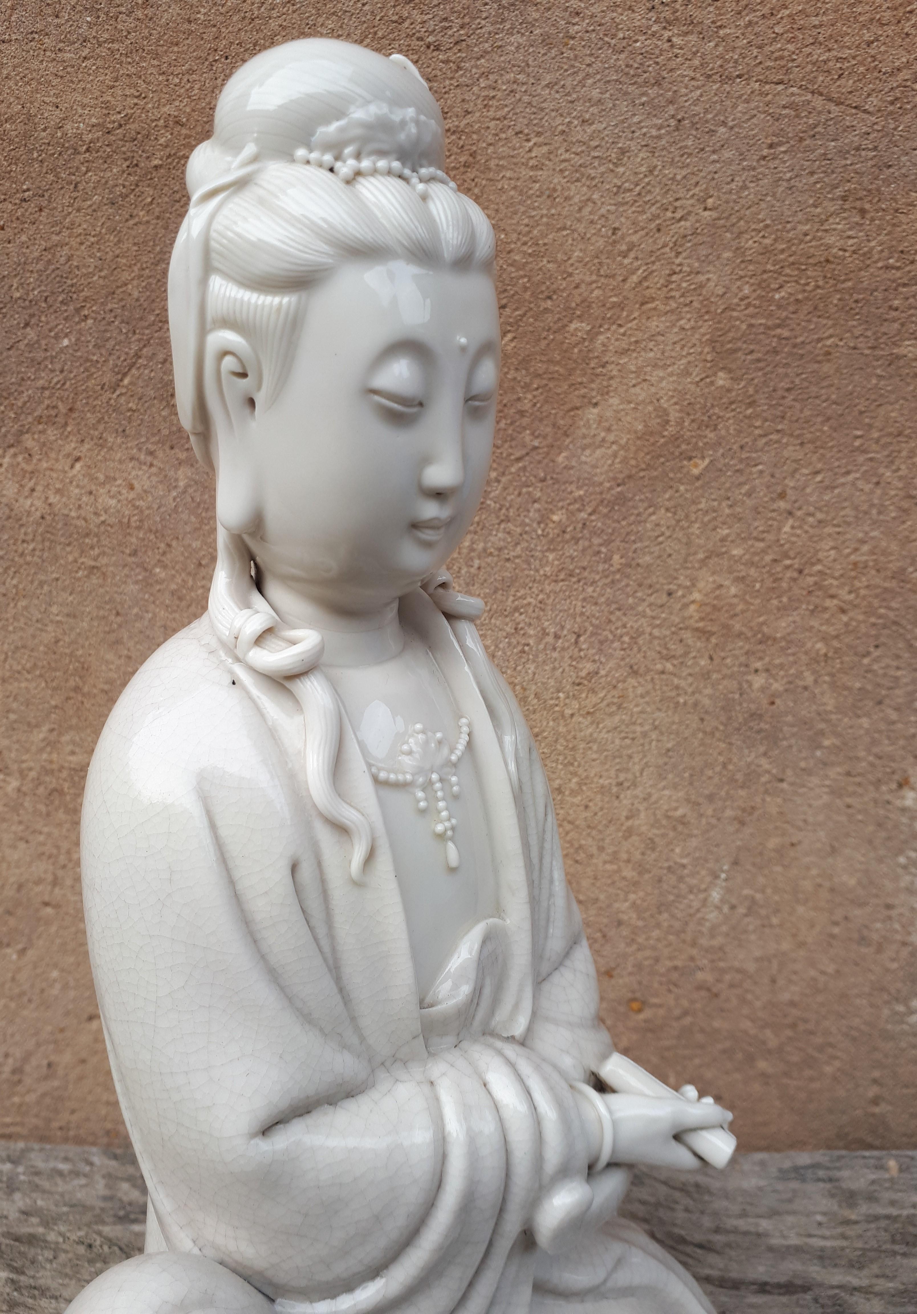 A Blanc de Chine sculpture of Guanyin, Qing Dynasty For Sale 7