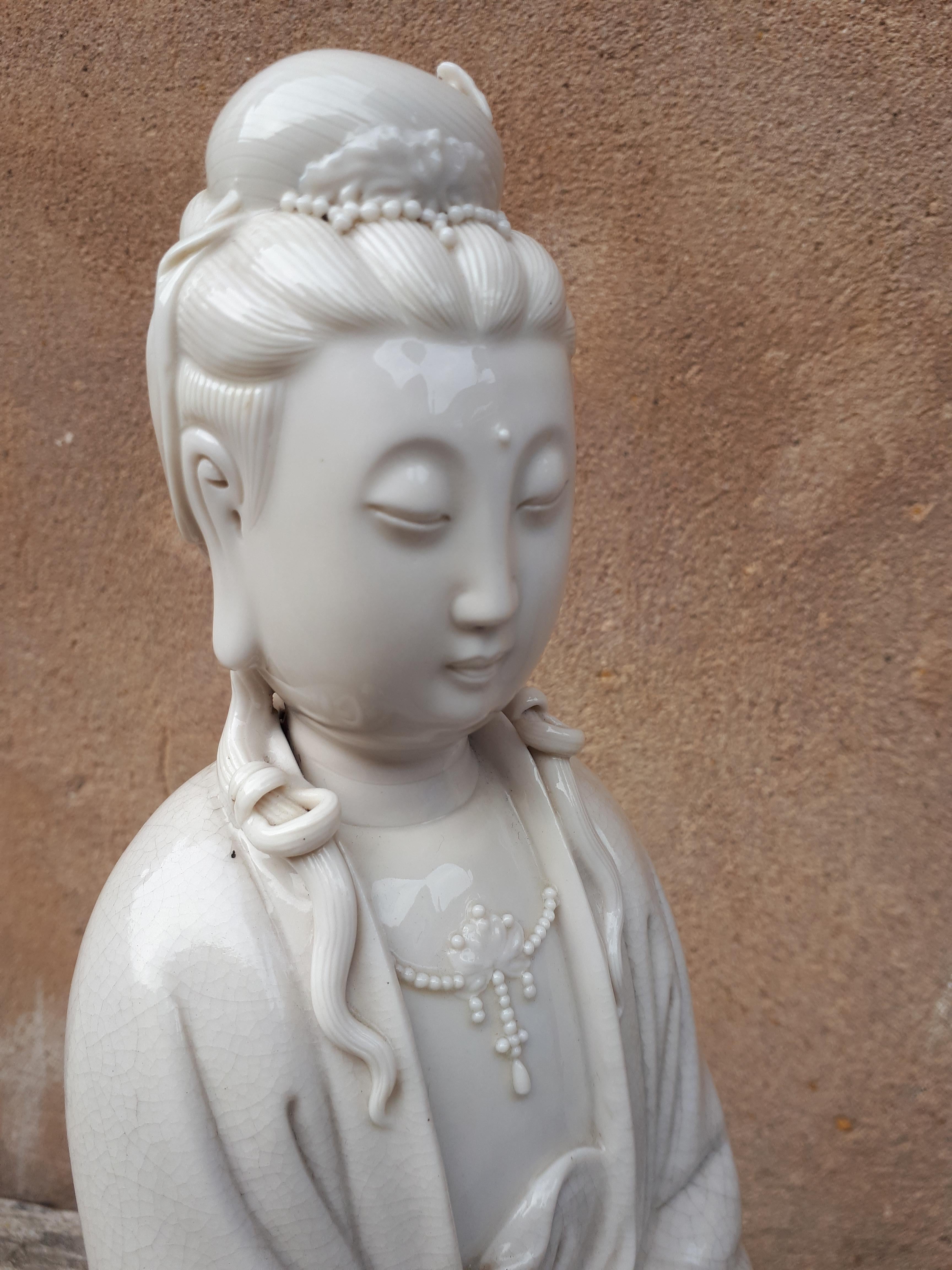 A Blanc de Chine sculpture of Guanyin, Qing Dynasty For Sale 8