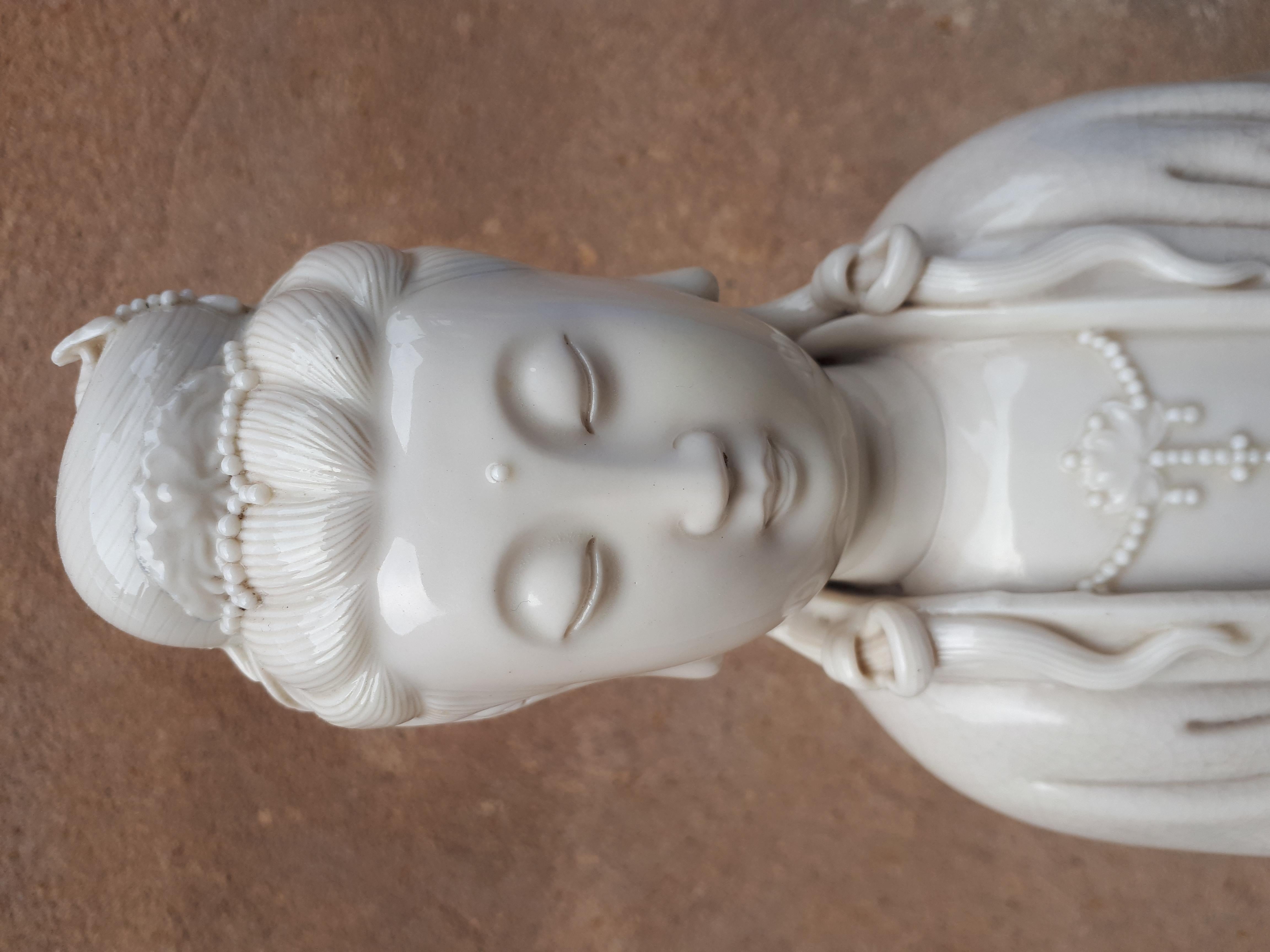 A Blanc de Chine sculpture of Guanyin, Qing Dynasty For Sale 10
