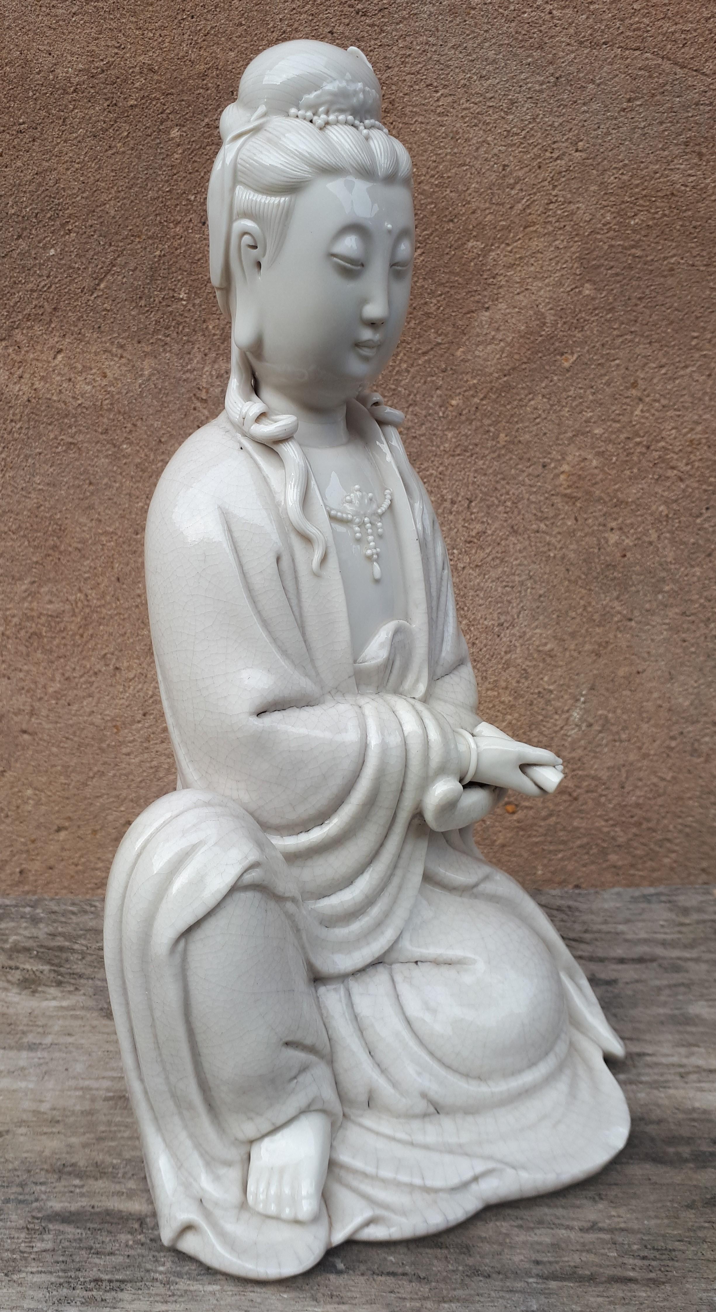 Chinese A Blanc de Chine sculpture of Guanyin, Qing Dynasty For Sale