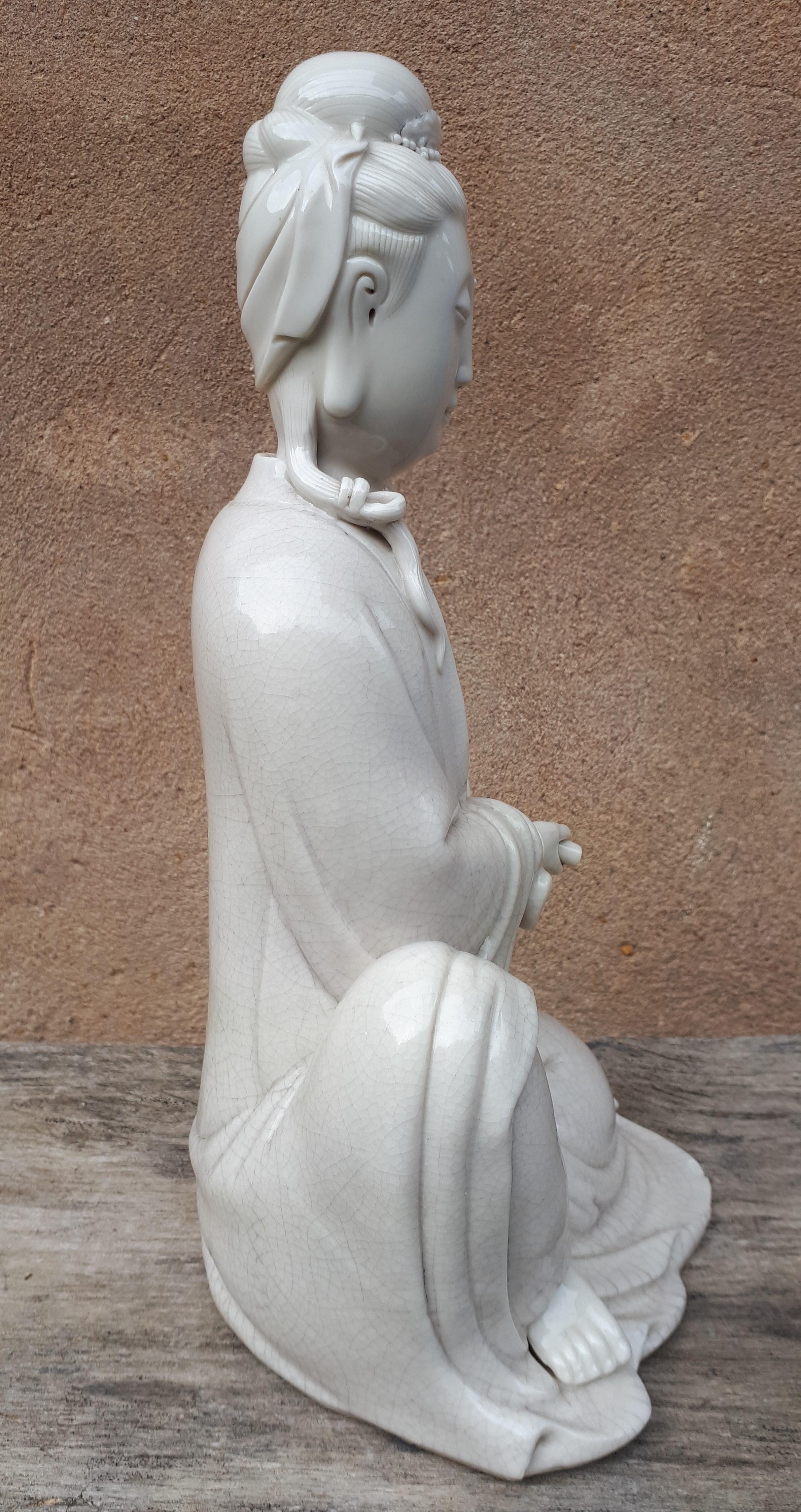 Glazed A Blanc de Chine sculpture of Guanyin, Qing Dynasty For Sale