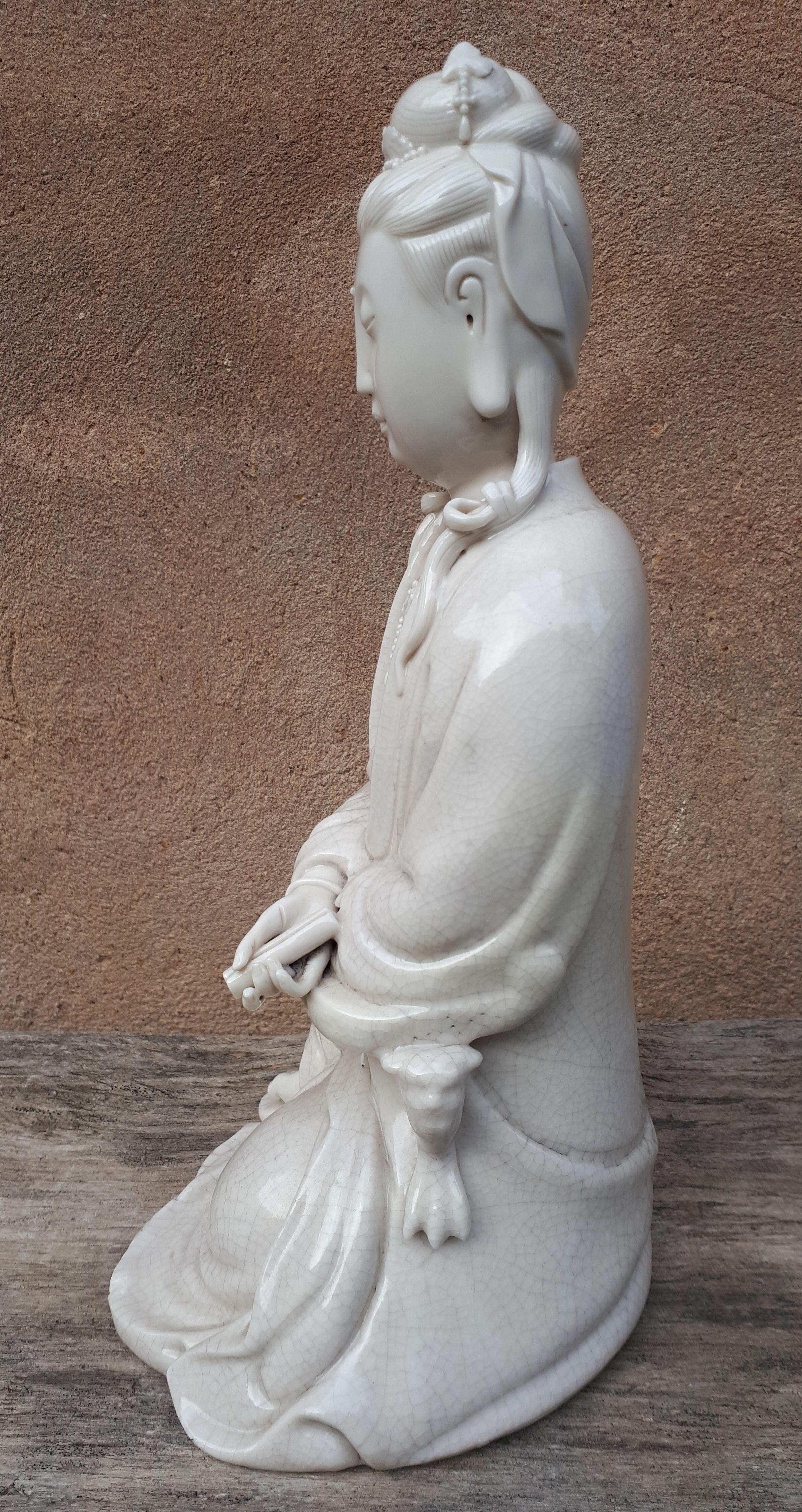 A Blanc de Chine sculpture of Guanyin, Qing Dynasty For Sale 1