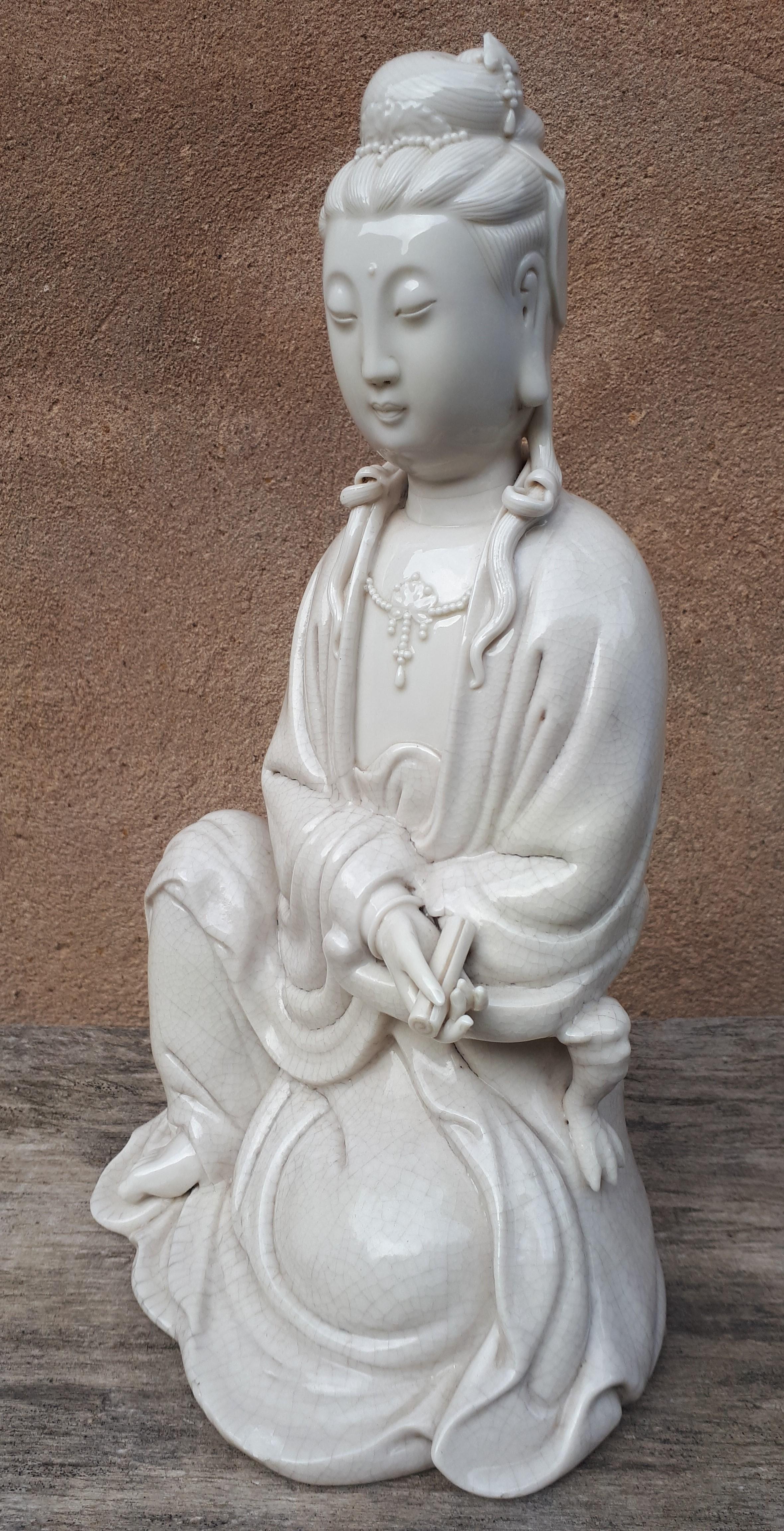 A Blanc de Chine sculpture of Guanyin, Qing Dynasty For Sale 2