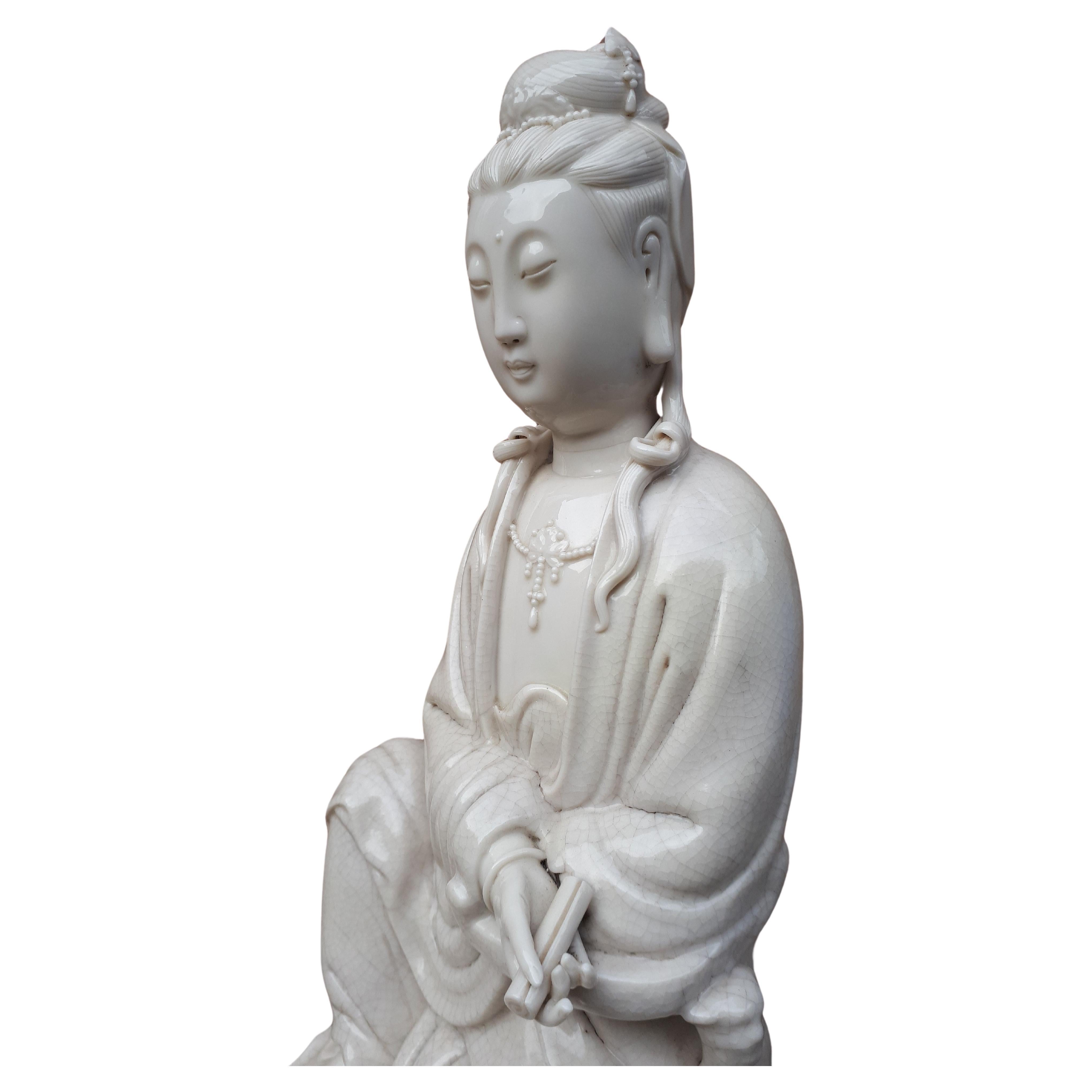 Eine Blanc de Chine-Skulptur von Guanyin, Qing Dynasty