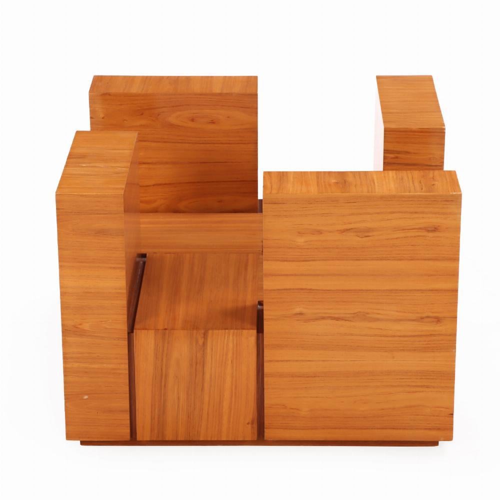 Ein auffälliger Couchtisch aus gebleichtem Mahagoni mit einer Glasplatte, entworfen im kühnen, skulpturalen Geist des amerikanischen Designers Paul Evans. Dieses Werk aus der Zeit um 1980 kombiniert reiche natürliche Materialien mit einer