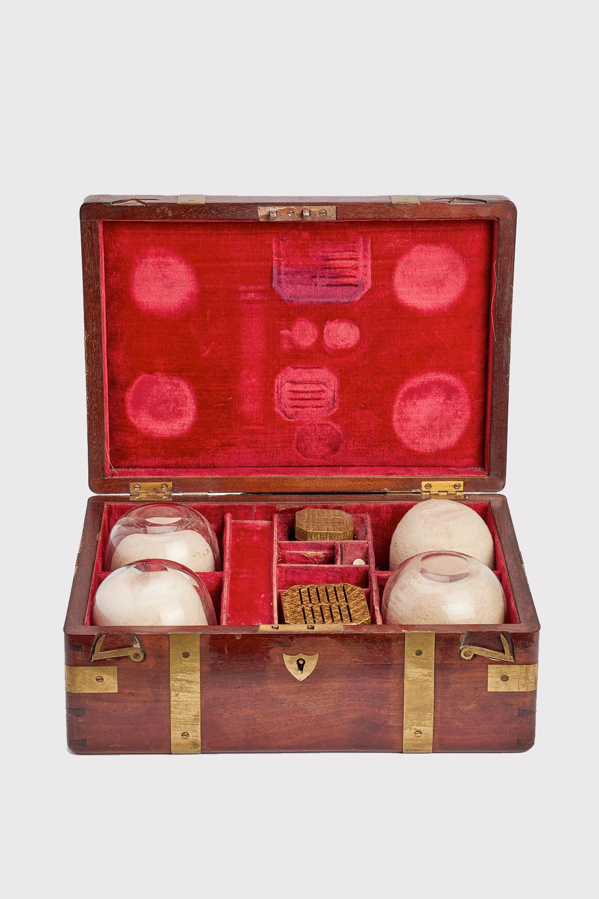 Coffret de voyage en bois d'acajou pour la saignée, appareils en laiton pour la saignée et coupes en verre. Signé Blackwell London, vers 1850.