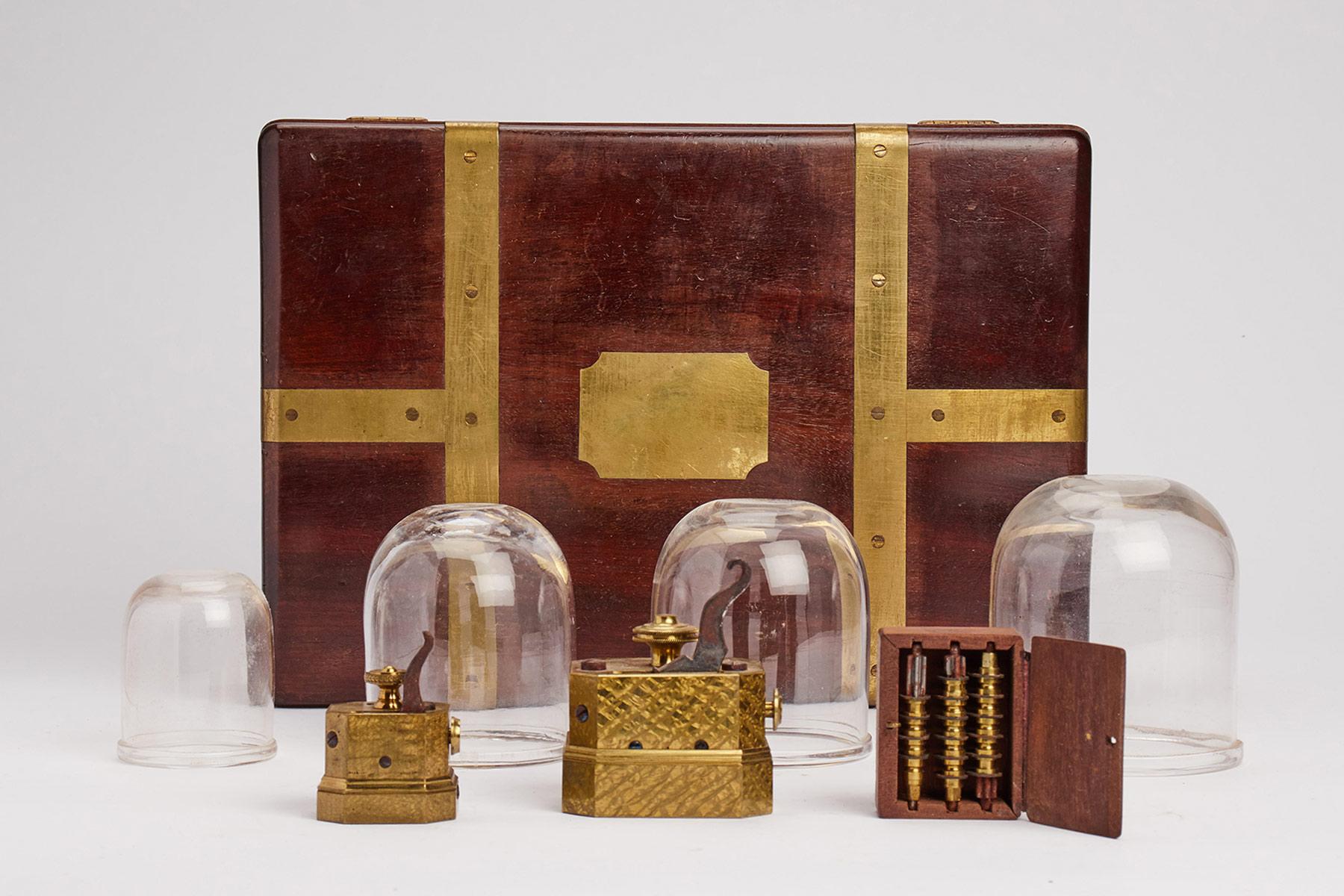 Set de voyage pour saignée en bois d'acajou, signé Wood Wood, Angleterre 1850. Bon état - En vente à Milan, IT